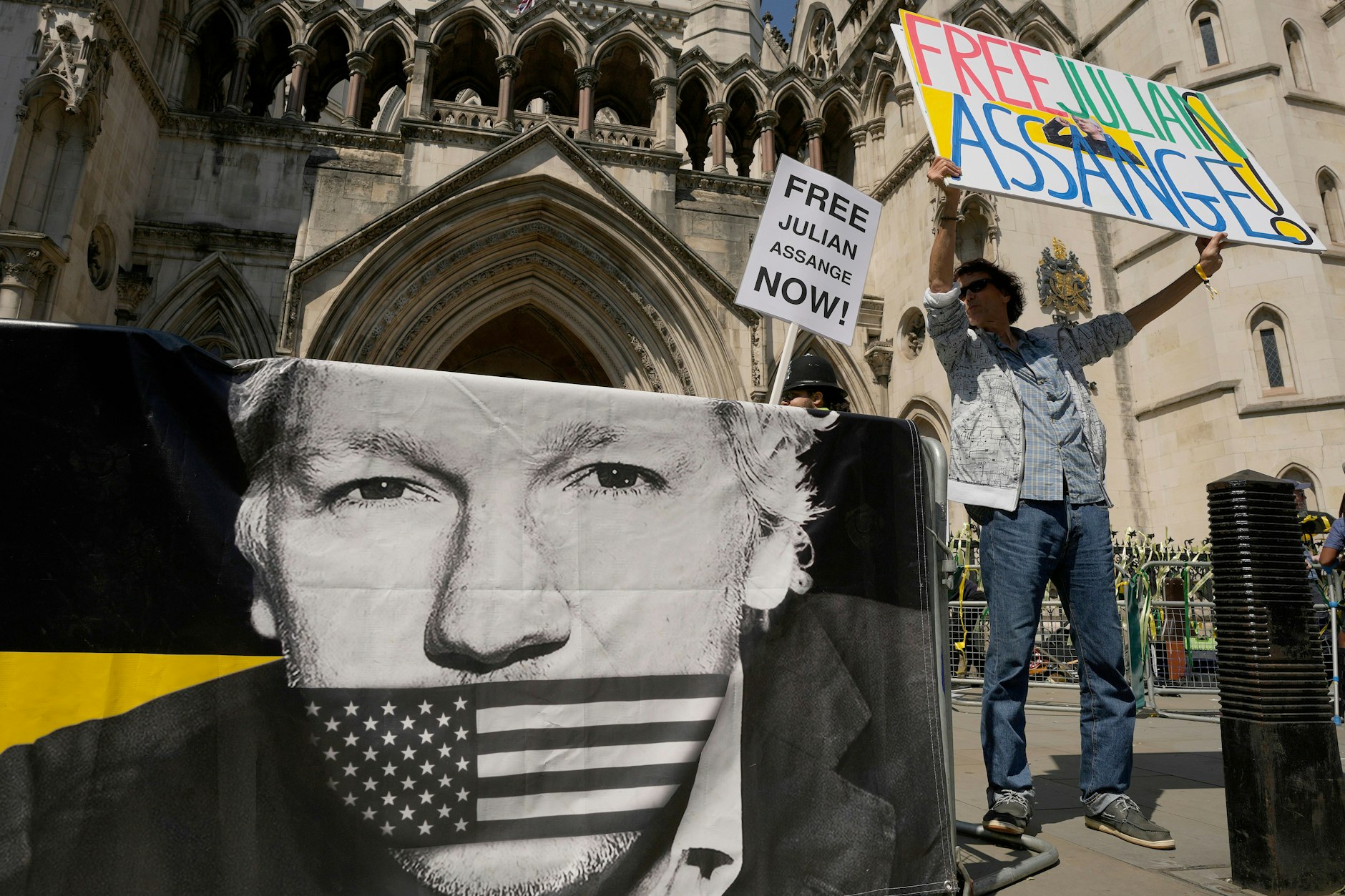 Unterstützer von Julian Assange vor dem High Court in London.