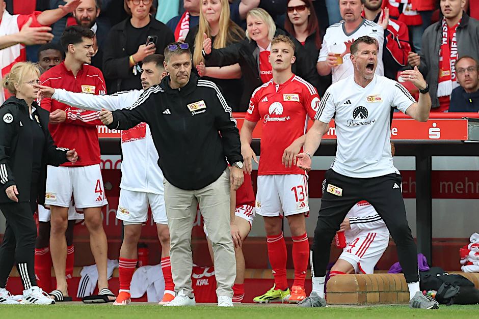 Union-Manager Oliver Ruhnert (M.) hat nach dem geschafften Klassenerhalt jede Menge Arbeit vor sich.