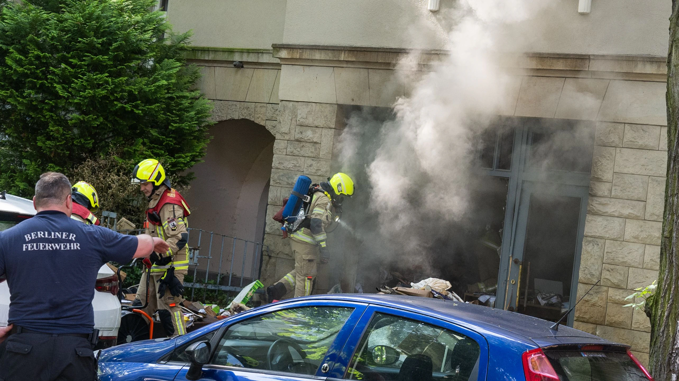 Im Erdgeschoss des Mehrfamilienhauses in Berlin-Steglitz war ein Feuer in einer Wohnung ausgebrochen.&nbsp;