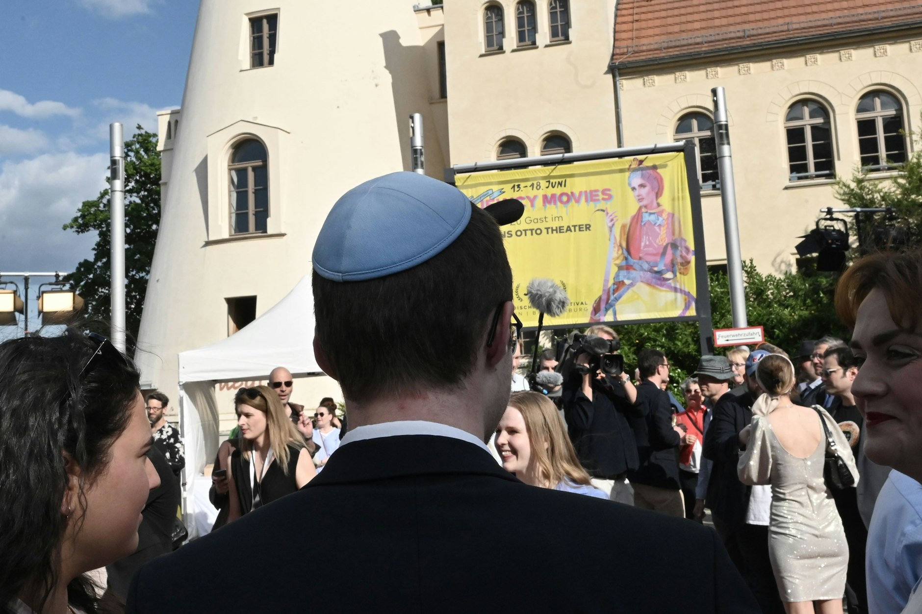 Ein Mann mit Kippa wartet vor dem Hans-Otto-Theater Potsdam auf die Eröffnung des Jüdischen Filmfestivals Berlin und Brandenburg (Archivfoto). 