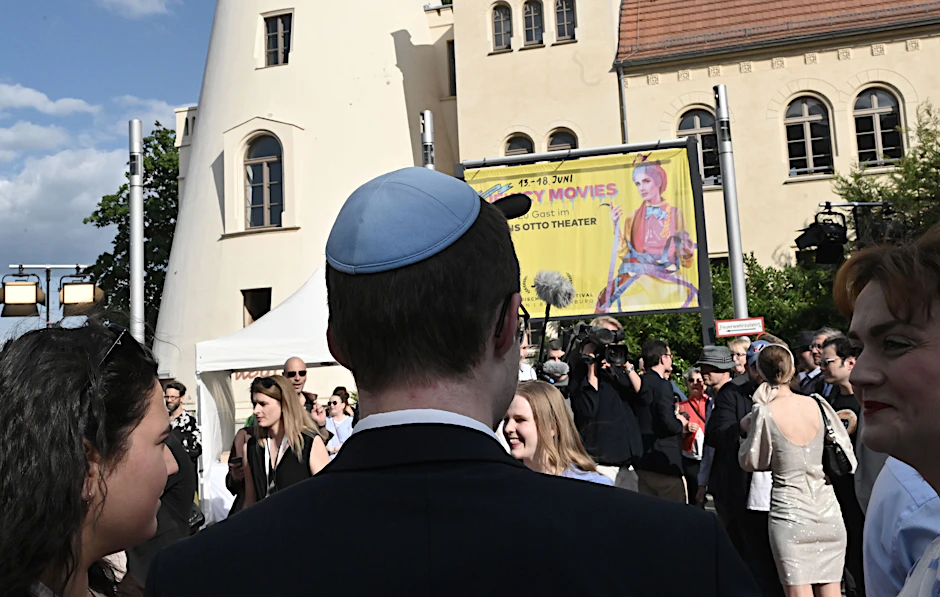 Ein Mann mit Kippa wartet vor dem Hans-Otto-Theater Potsdam auf die Eröffnung des Jüdischen Filmfestivals Berlin und Brandenburg (Archivfoto).&nbsp;