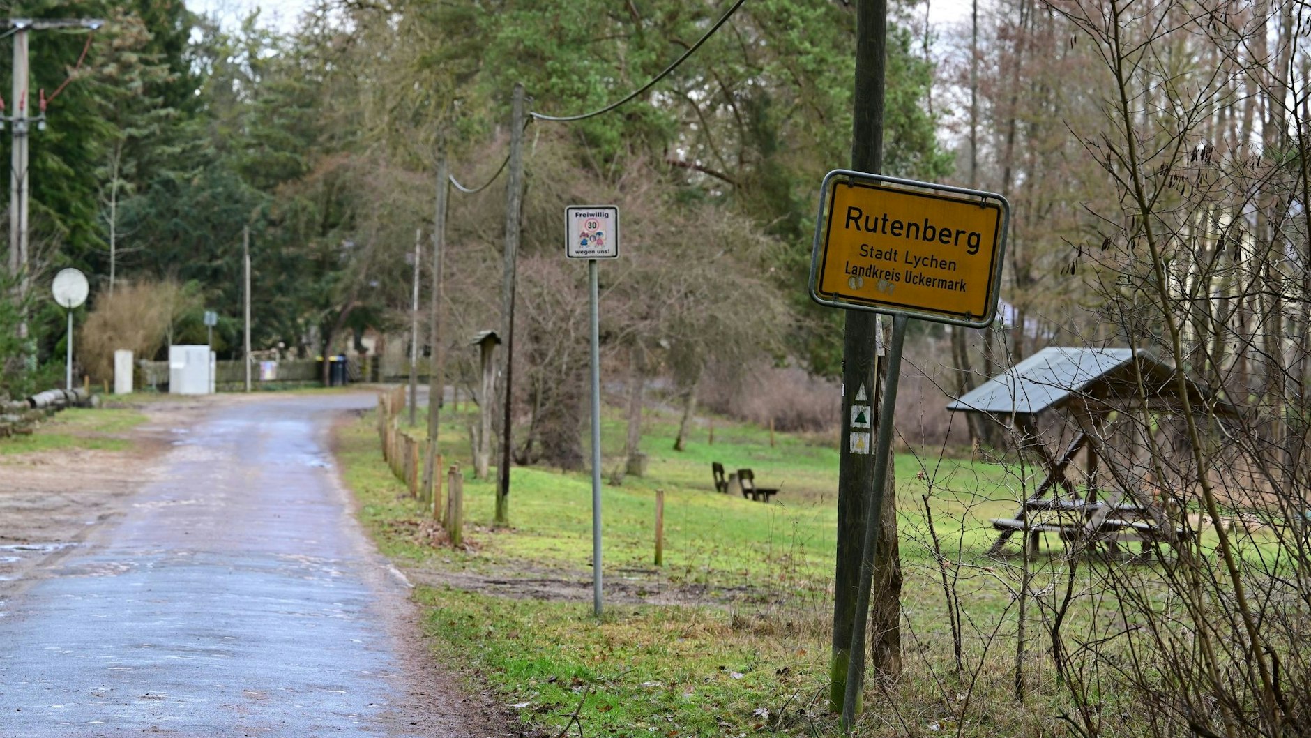 Das Ortsschild von Rutenberg. Der Verfassungsschutz sieht in dem idyllischen Dorf die Gefahr einer Ansiedlung der extremistischen Reichsbürgerorganisation „Königreich Deutschland“.