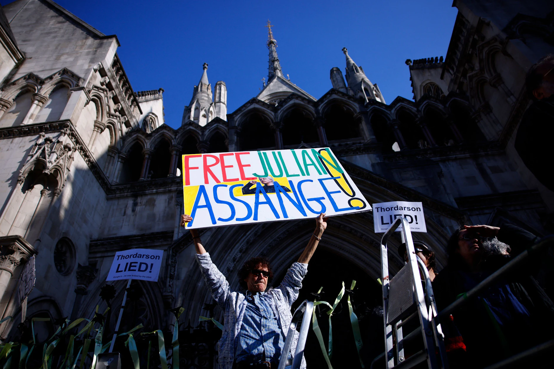 Assange-Unterstützer versammeln sich vor den Royal Courts of Justice in London, wo der High Court heute über eine Auslieferung entschied.