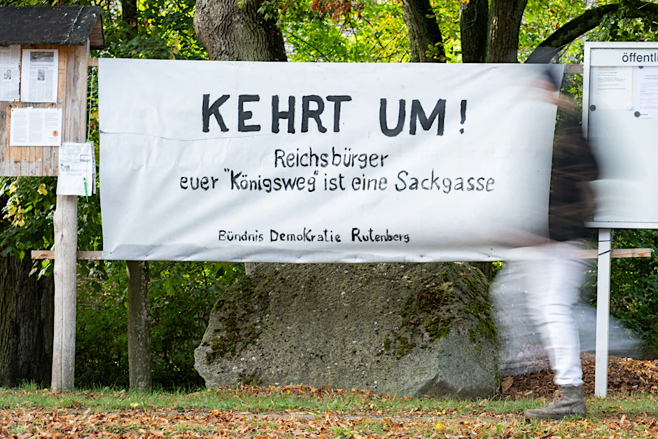„Kehrt um! Reichsbürger euer Königsweg ist eine Sackgasse“ steht auf einem Banner des Demokratiebündnisses im Dorf Rutenberg.