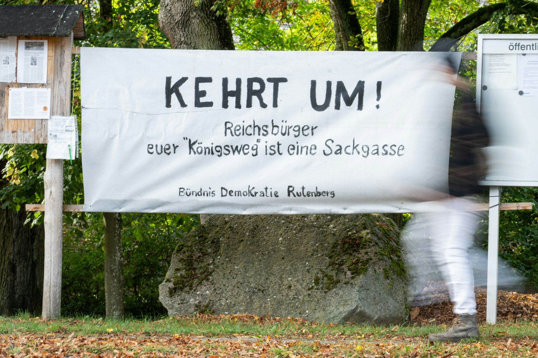 „Kehrt um! Reichsbürger euer Königsweg ist eine Sackgasse“ steht auf einem Banner des Demokratiebündnisses im Dorf Rutenberg.