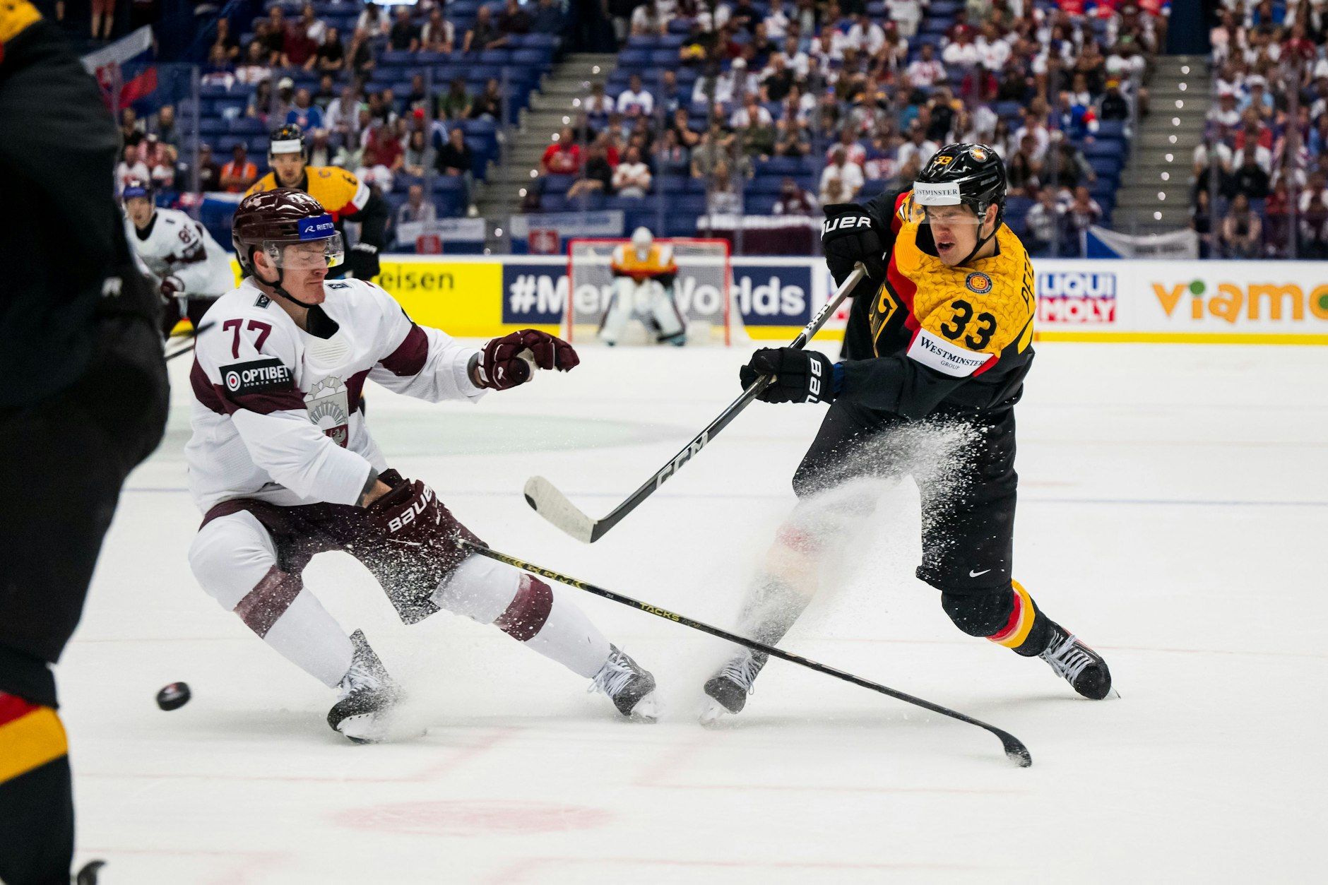 John-Jason Peterka (r.) kommt im Laufe der Eishockey-WM immer besser in Schwung.