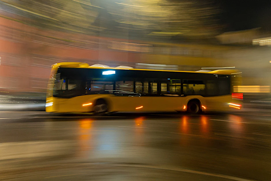 Ein Bus der BVG fährt durch Berlin. Ein Busfahrer erlitt in der Nacht zum Sonntag im Dienst einen Schock.