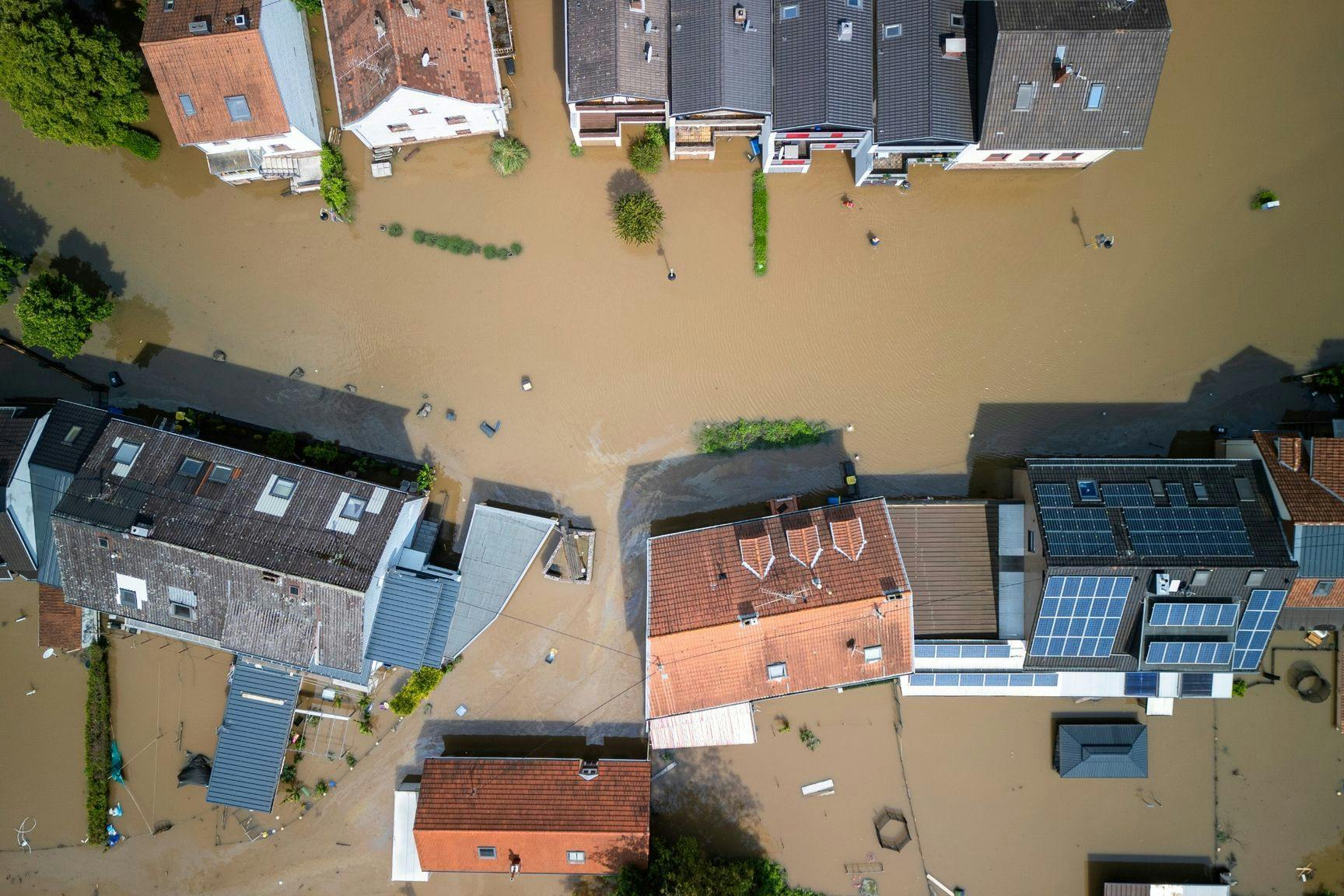 Land unter – das überschwemmte Kleinblittersdorf im Saarland. Ohne Boot geht hier nichts. Und neue Regenfälle drohen ab Dienstag.