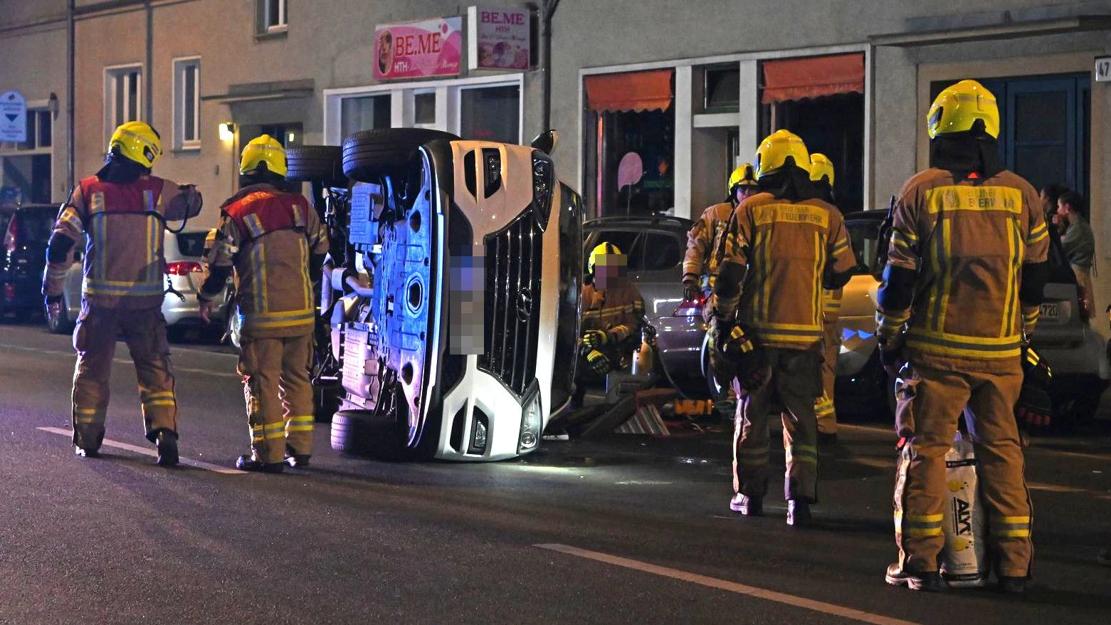 Der Hyundai stürzte bei dem Crash auf die Seite.