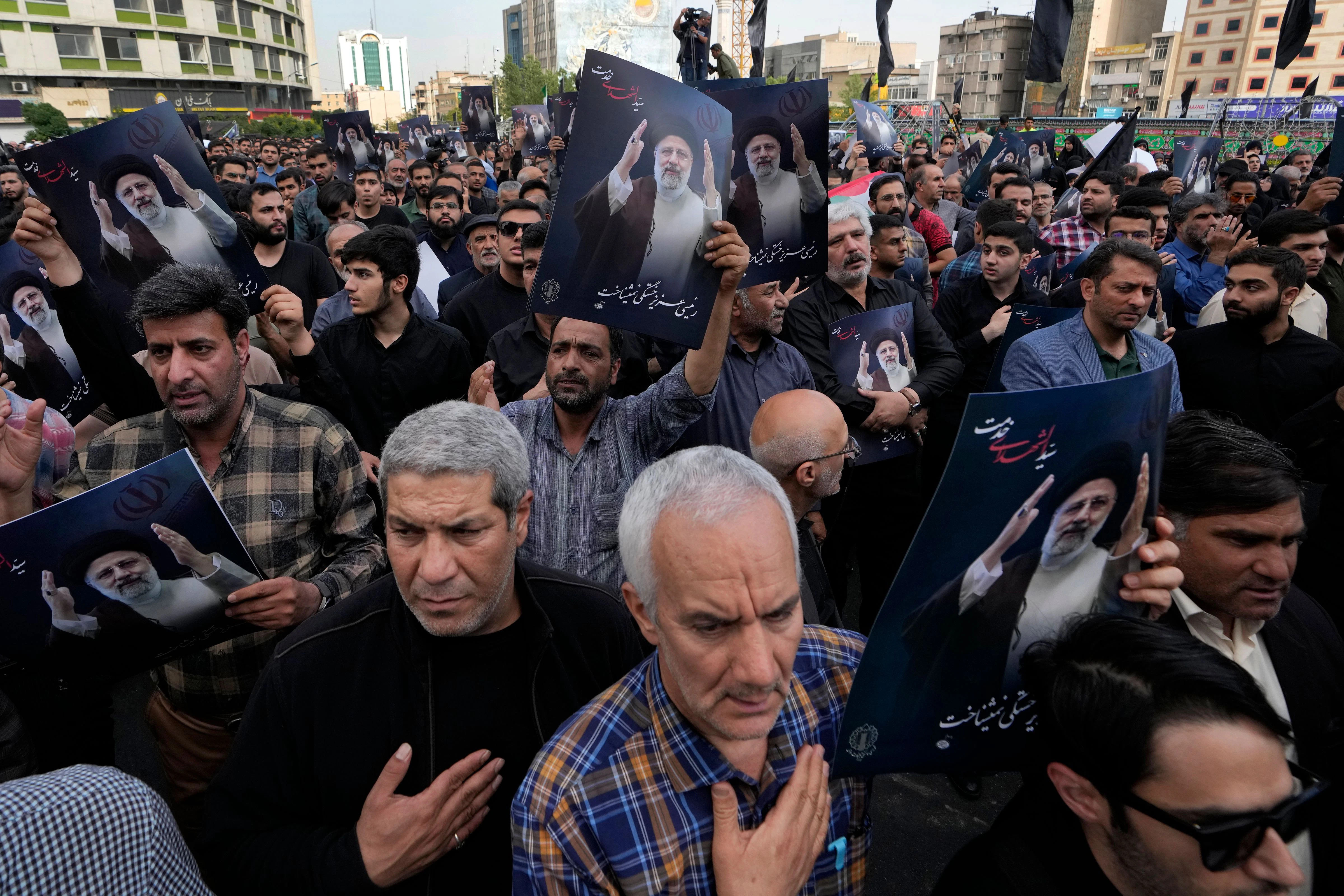 Trauernde bei einer ersten Zeremonie für den verstorbenen iranischen Präsidenten in Teheran.