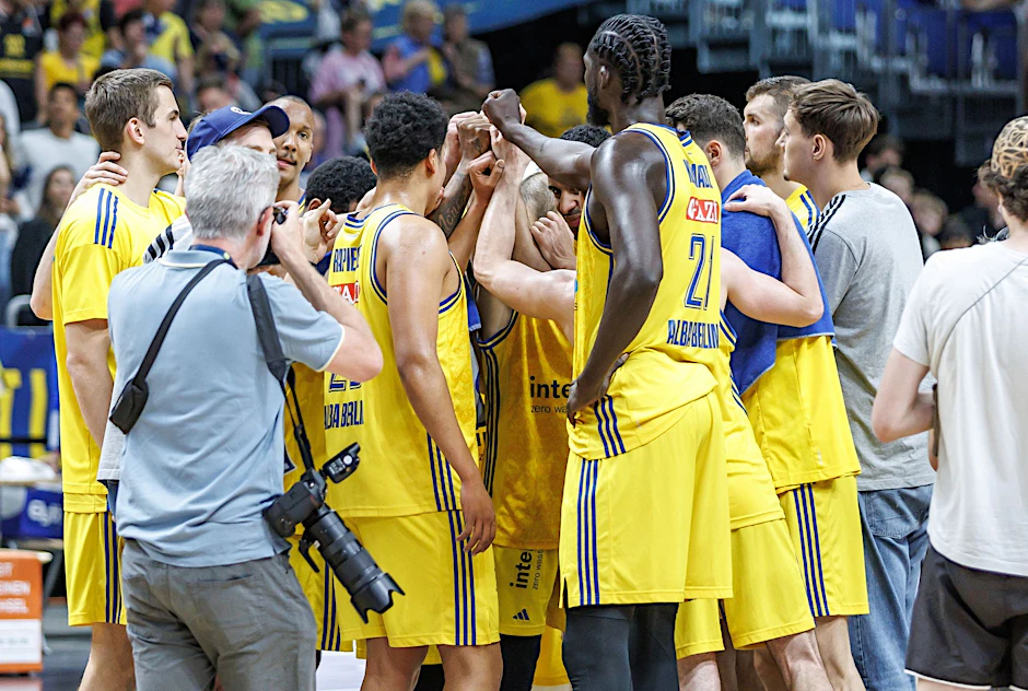 Basketball: Bundesliga, Alba Berlin - Telekom Baskets Bonn, Meisterschaftsrunde, Viertelfinale, 1. Spieltag, Uber Arena. Spieler von Alba Berlin klatschen sich nach dem Sieg ab.  