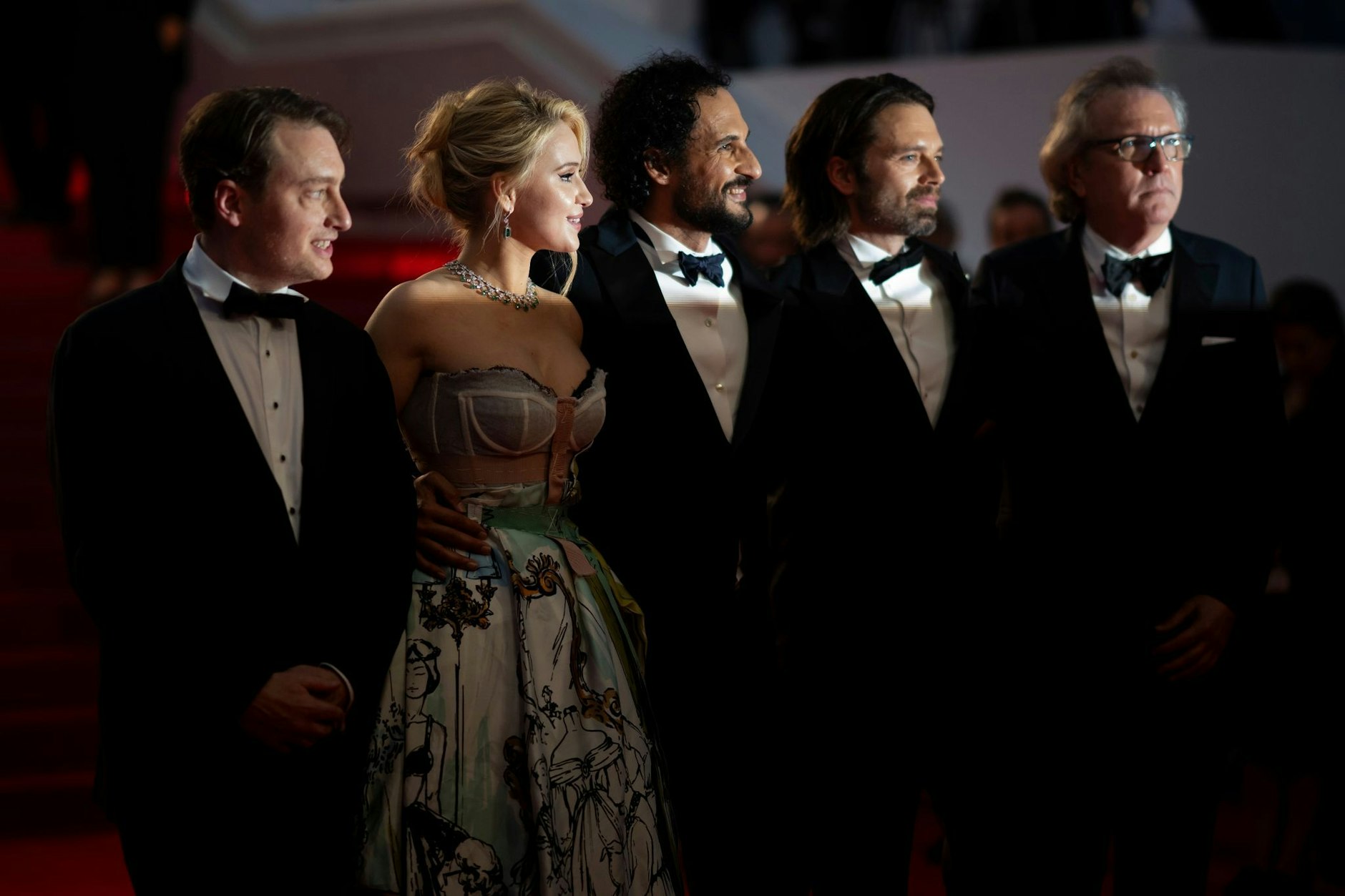 Gabriel Sherman, Maria Bakalova, Regisseur Ali Abbasi, Sebastian Stan und Martin Donovan (v. li. nach re.) nach der Premiere des Films „The Apprentice“ in Cannes.&nbsp;
