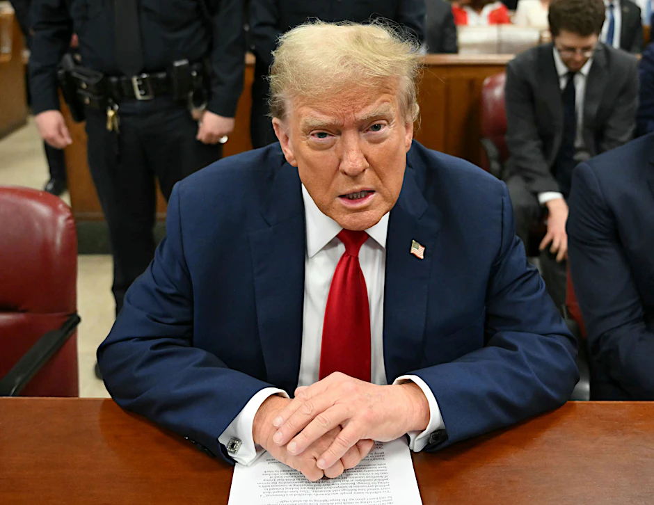Der ehemalige US-Präsident Donald Trump erscheint vor seinem Prozess im Strafgericht von Manhattan. 