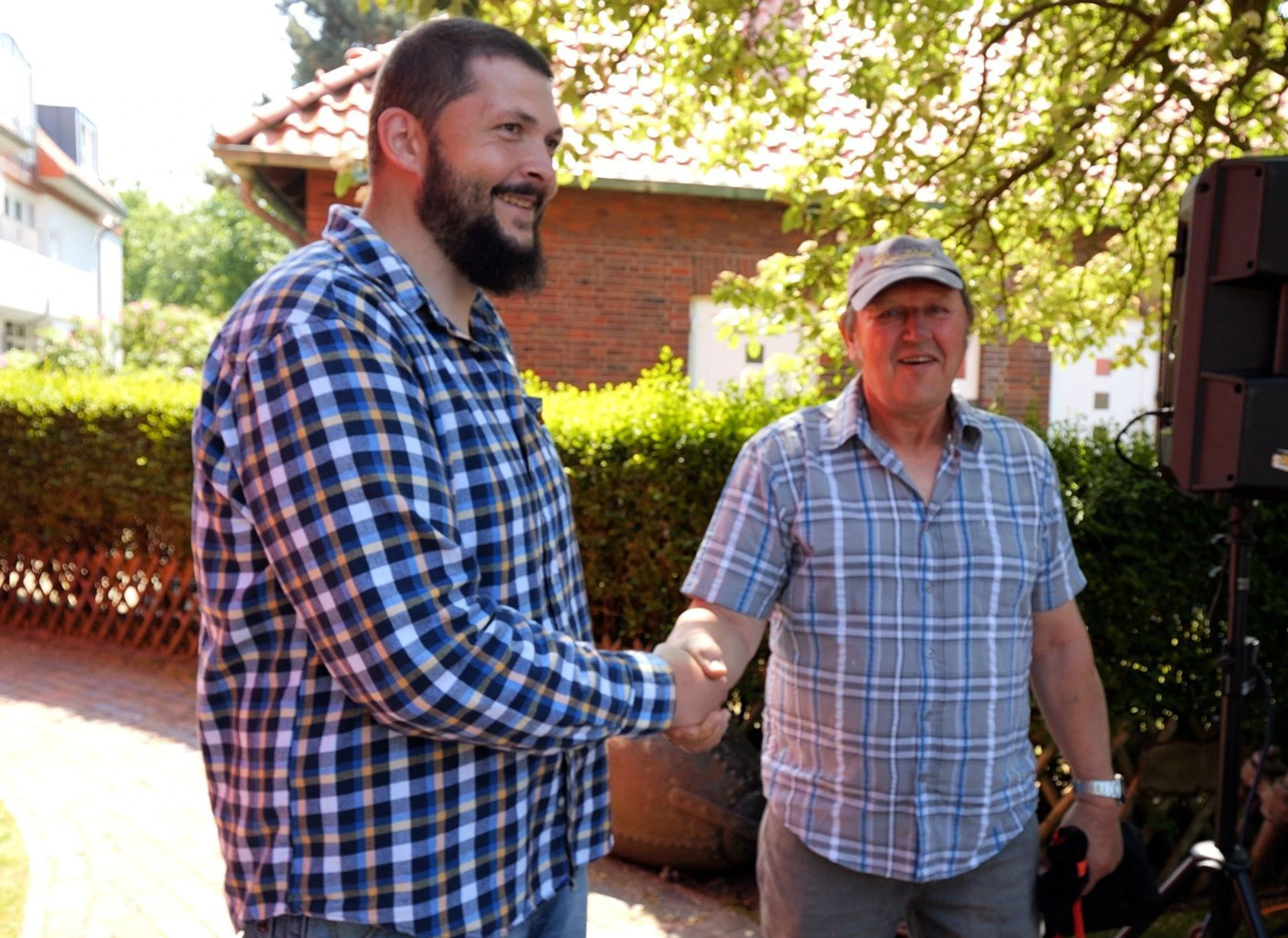 Daniel Jochheim (l), der neue Leuchtturmwärter auf Wangerooge, wird von seinem Vorgänger Jan Gerdes begrüßt.  