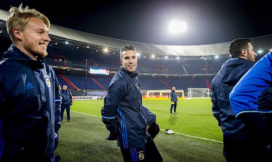 ARCHIV - Robin van Persie hat seinen ersten Vertrag als Cheftrainer im Profifußball unterschrieben.  