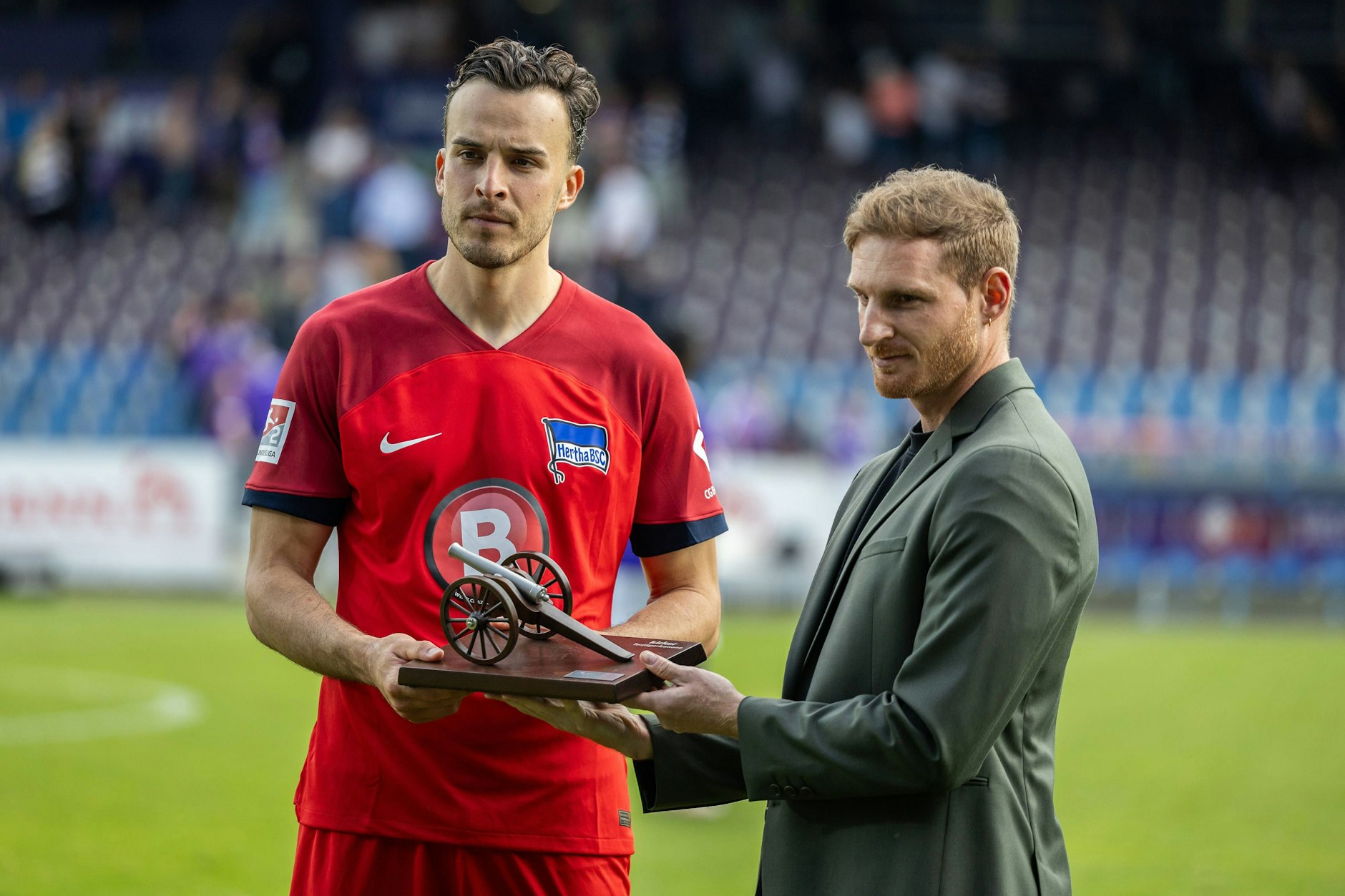 Sehen so Sieger aus? Haris Tabakovic bekommt die Torjägerkrone überrascht. Die Trophäe muss sich der Hertha-Stürmer aber nun doch noch teilen.