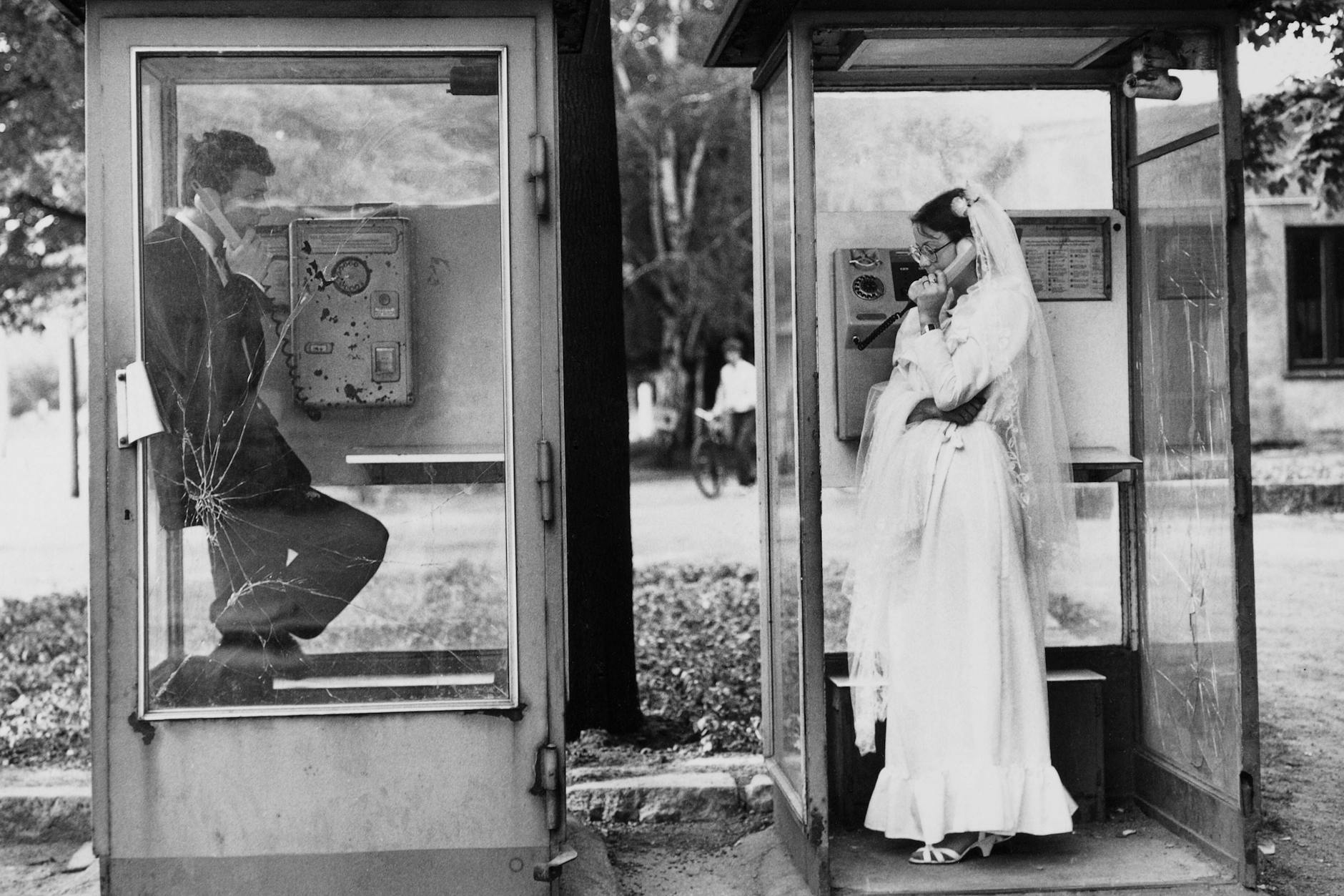 Heirate lieber ungewöhnlich: Wie auf diesem Bild aus dem Jahr 1984 legen auch heute noch viele Brautpaare Wert auf besondere Locations – auch wegen der Hochzeitsfotos.