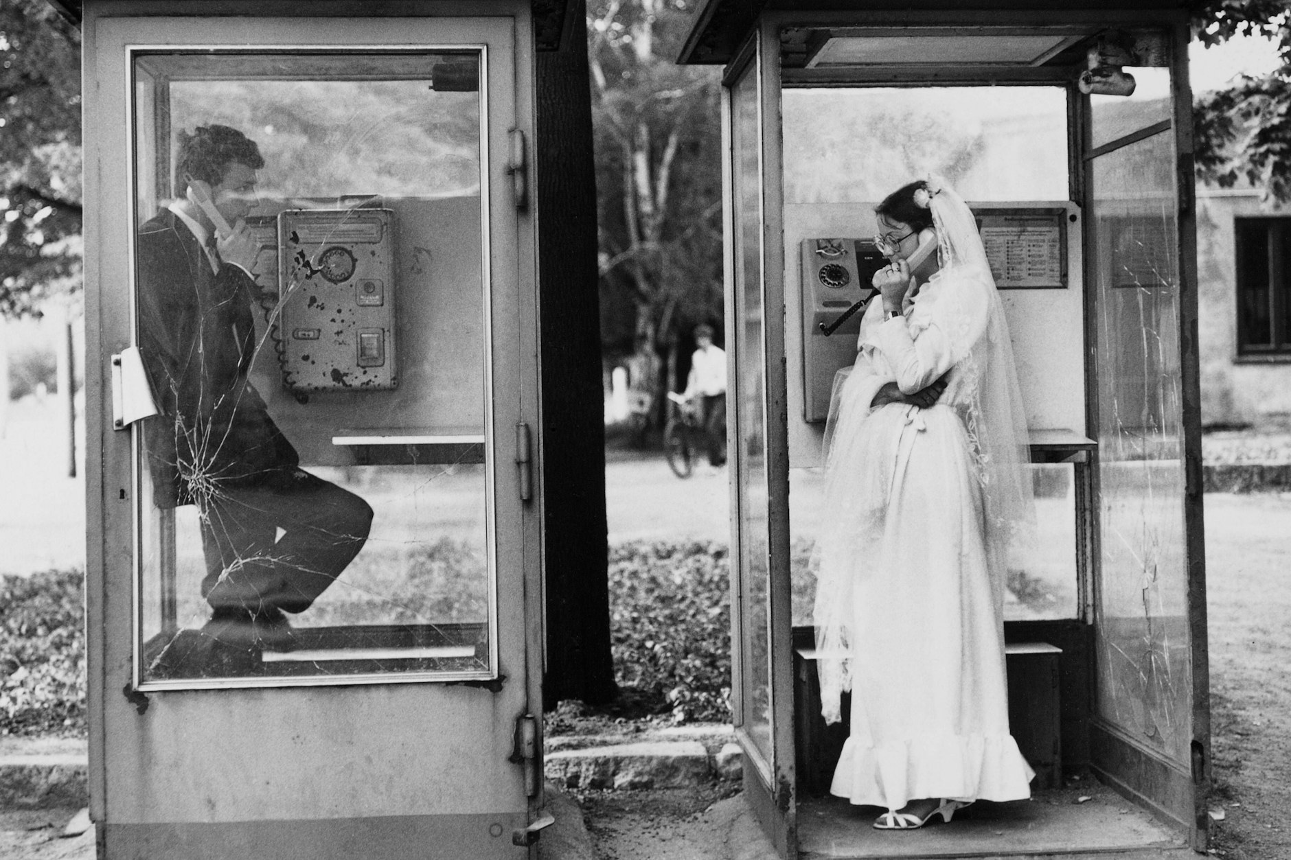 Heirate lieber ungewöhnlich: Wie auf diesem Bild aus dem Jahr 1984 legen auch heute noch viele Brautpaare Wert auf besondere Locations – auch wegen der Hochzeitsfotos.