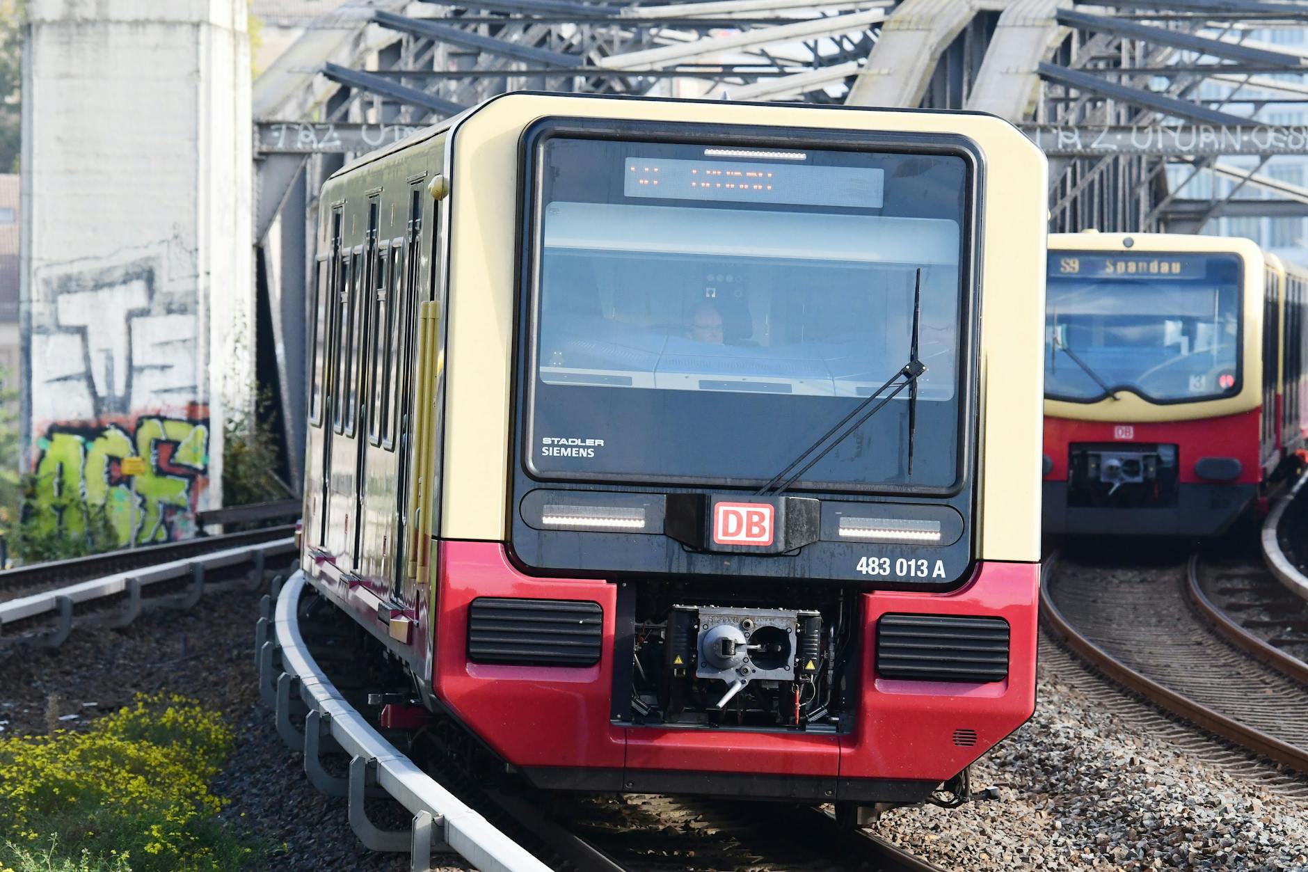 Die Berliner S-Bahn ist auf mehreren Linien ab Montagabend unterbrochen.