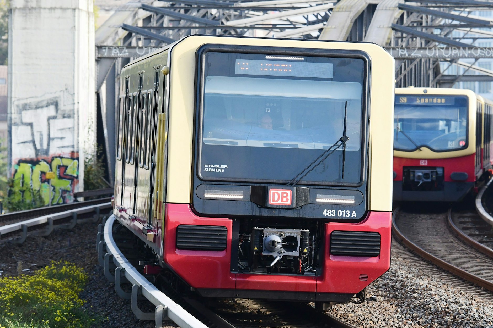 Die Berliner S-Bahn ist auf mehreren Linien ab Montagabend unterbrochen.