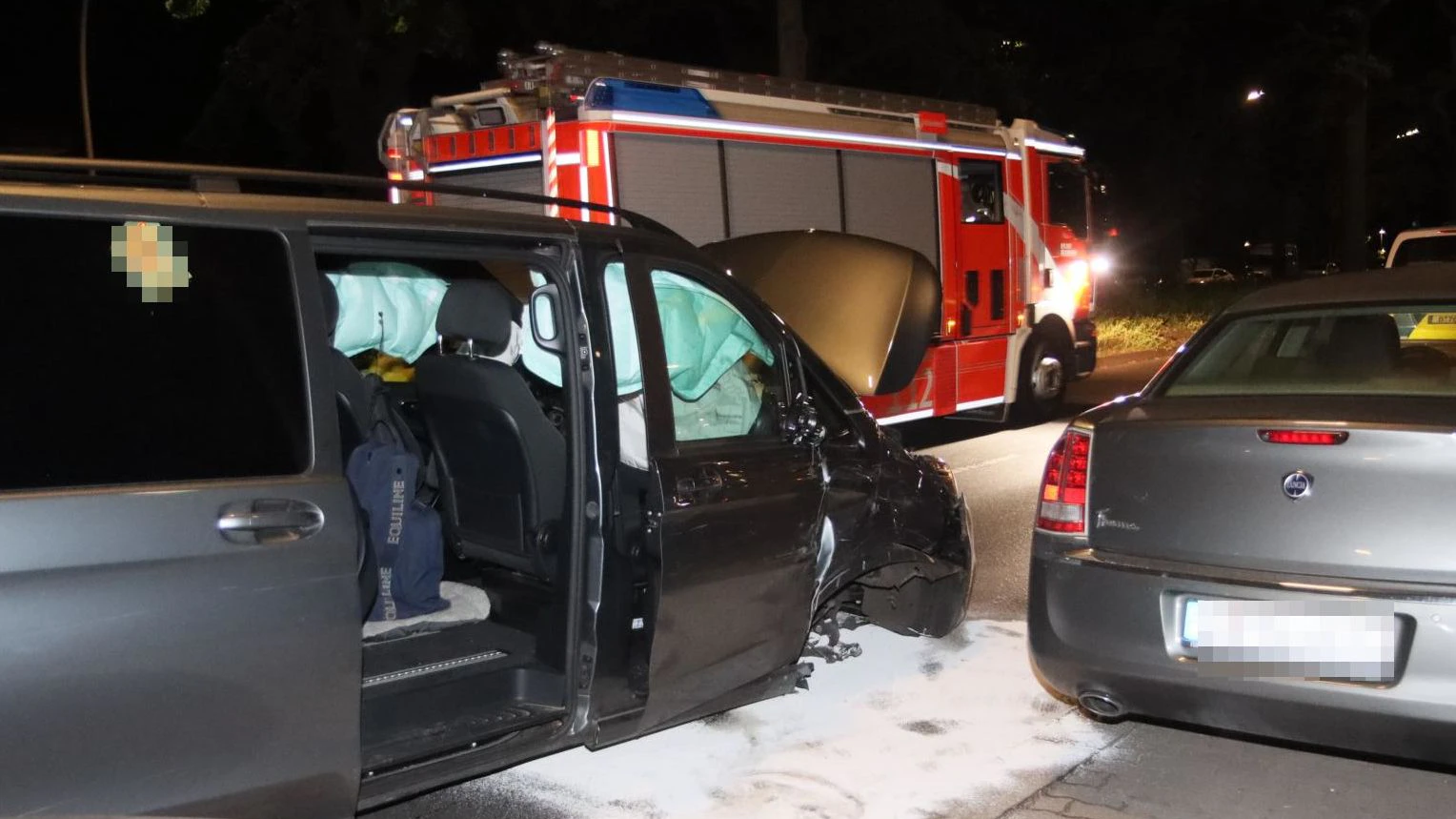 Nach dem Unfall hatte der Mercedes-Vito ein Rad ab.