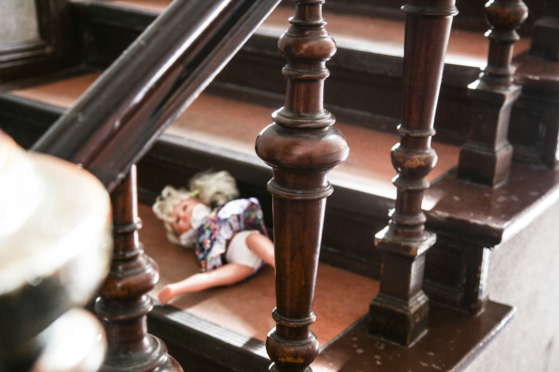 Schwedische Grusel-Eltern sperrten ihre Kinder über mehrere Jahre wieder und wieder in den vollgerümpelten Keller des Hauses ein (Symbolbild).