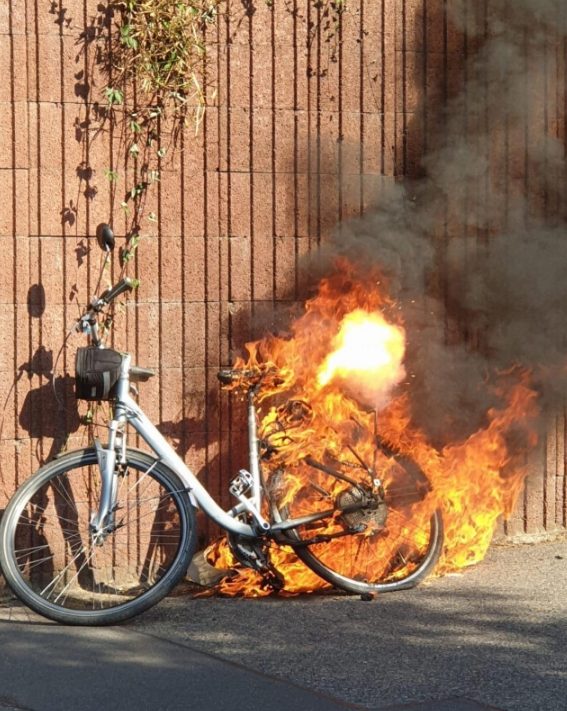 E-Bike entzündet Berliner Wohnung: Welche Versicherung zahlt, wie lade ich den Akku richtig?