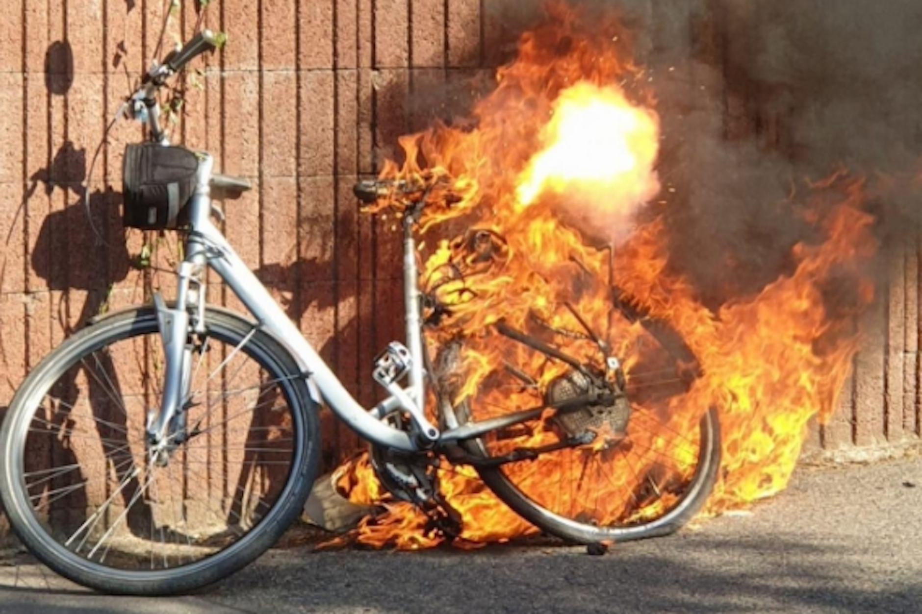 Ein Akku hat sich entzündet, ein E-Bike geht in Flammen auf (Symbolfoto).