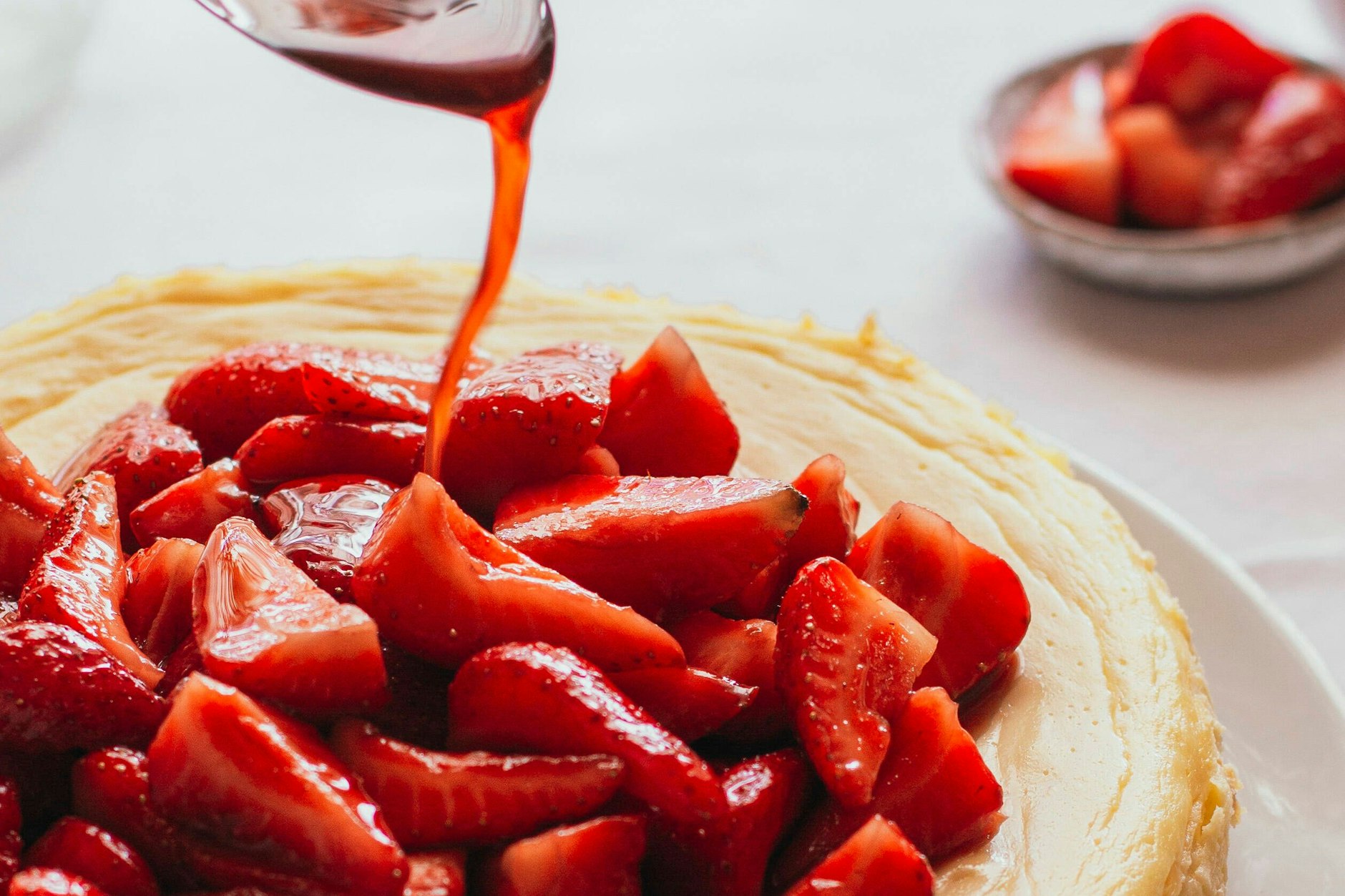 Sahnig-cremiger Käsekuchen mit frischen, saftigen Erdbeeren als Topping – dieser Kuchen kommt bei allen gut an.