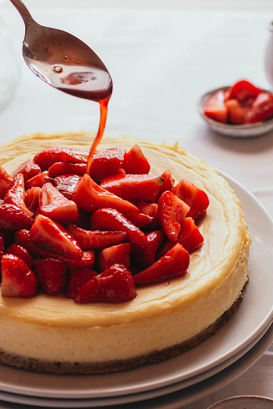 Sahnig-cremiger Käsekuchen mit frischen, saftigen Erdbeeren als Topping – dieser Kuchen kommt bei allen gut an.