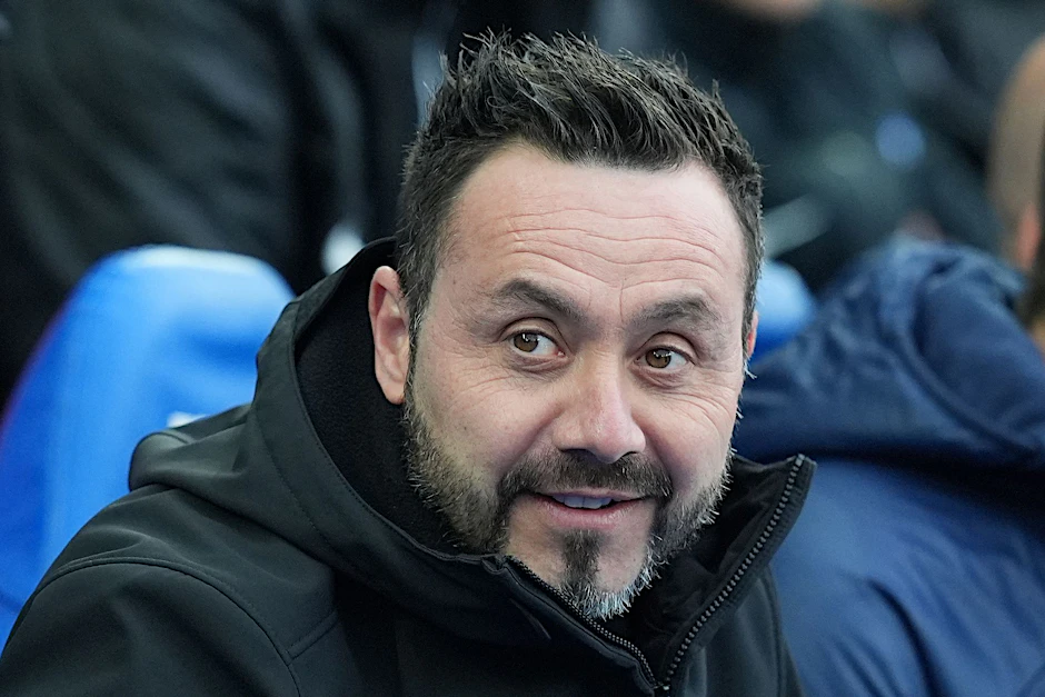 ARCHIV - Trainer Roberto De Zerbi will in Brighton bleiben.  