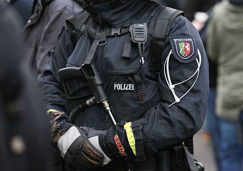 ARCHIV - Nach dem Fußball-Bundesligaspiel zwischen Borussia Dortmund und dem SV Darmstadt 98 griffen Problemfans Polizisten an.  