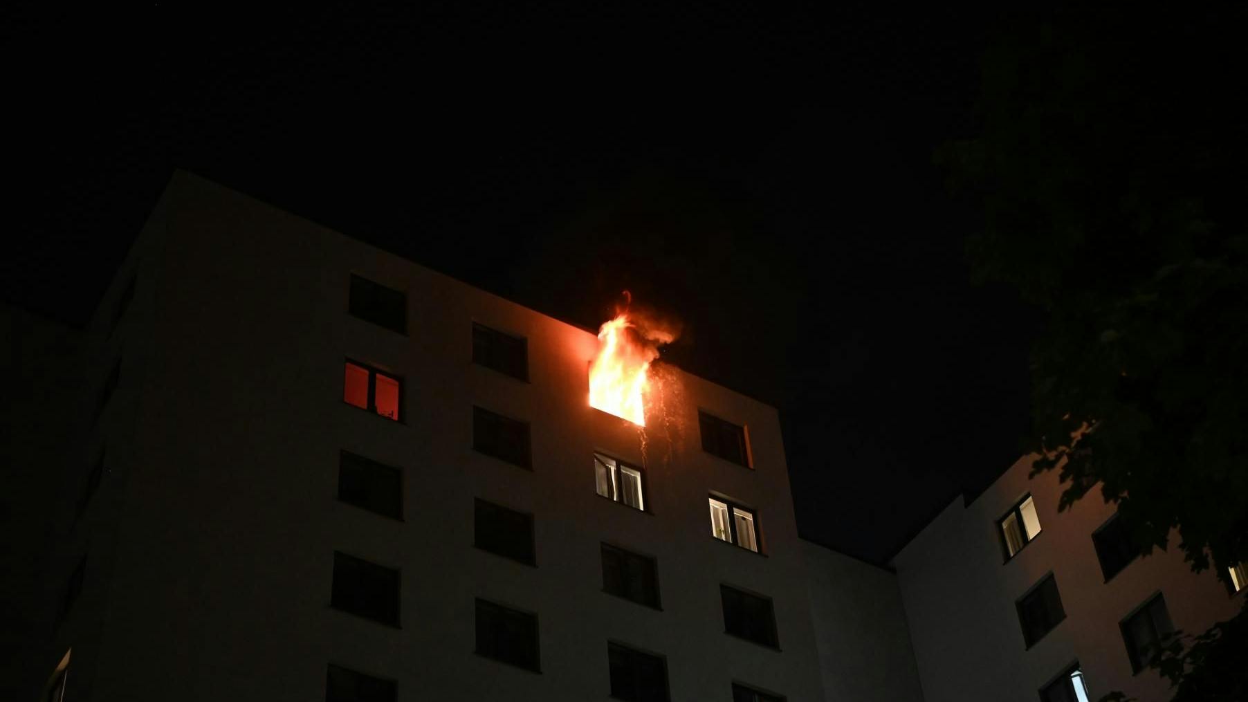Nach einem Akku-Brand: Flammen schlagen aus einer Wohnung in einem Studentenwohnheim in Berlin-Prenzlauer Berg.
