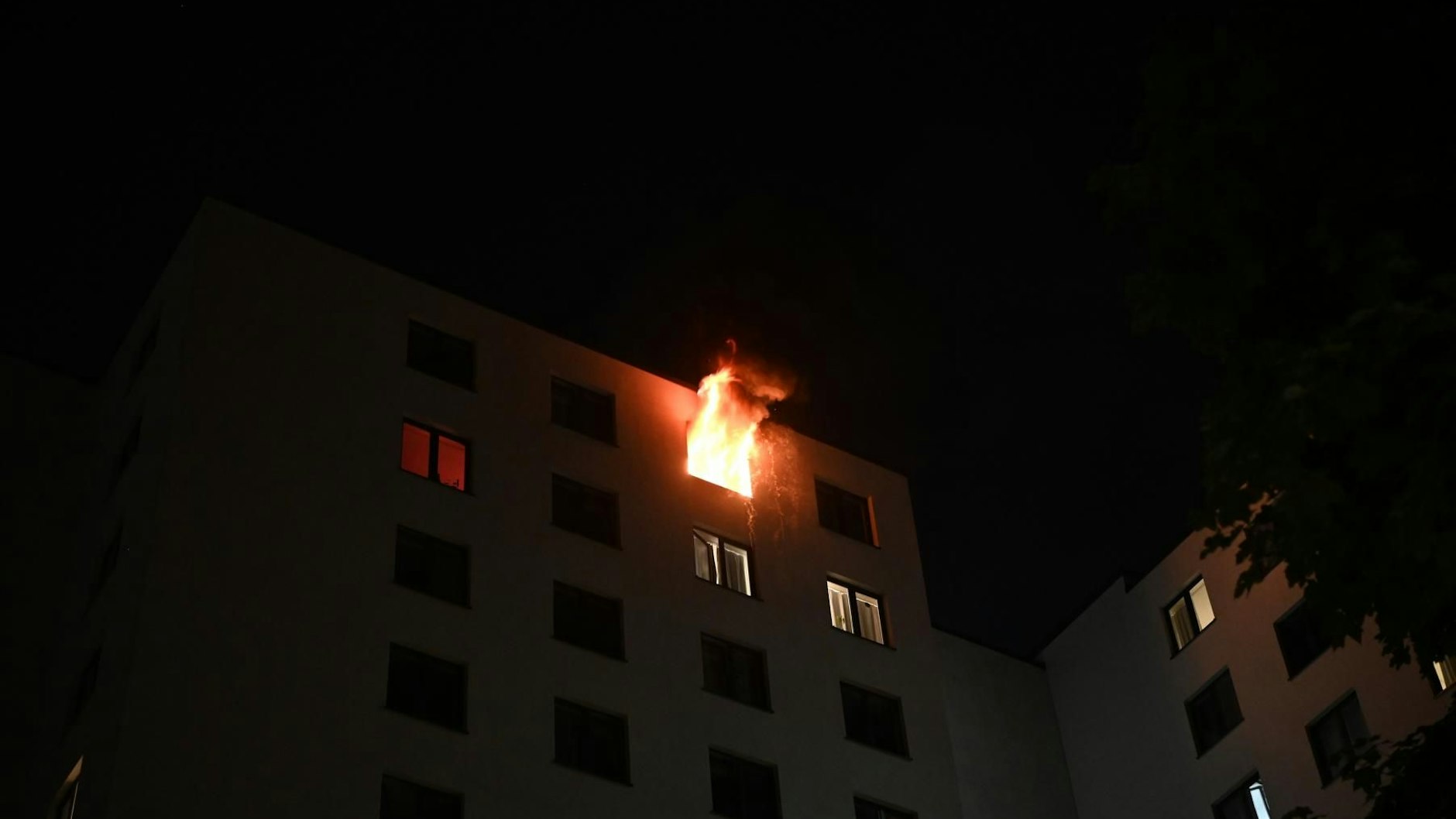 Nach einem Akku-Brand: Flammen schlagen aus einer Wohnung in einem Studentenwohnheim in Berlin-Prenzlauer Berg.