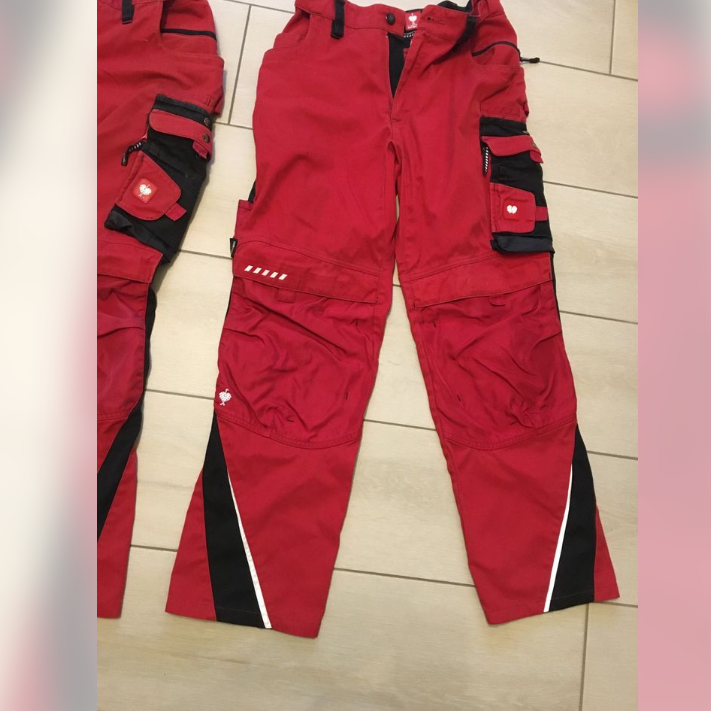 Total irre! Monteur verliert Job: Er wollte keine rote Hose tragen!