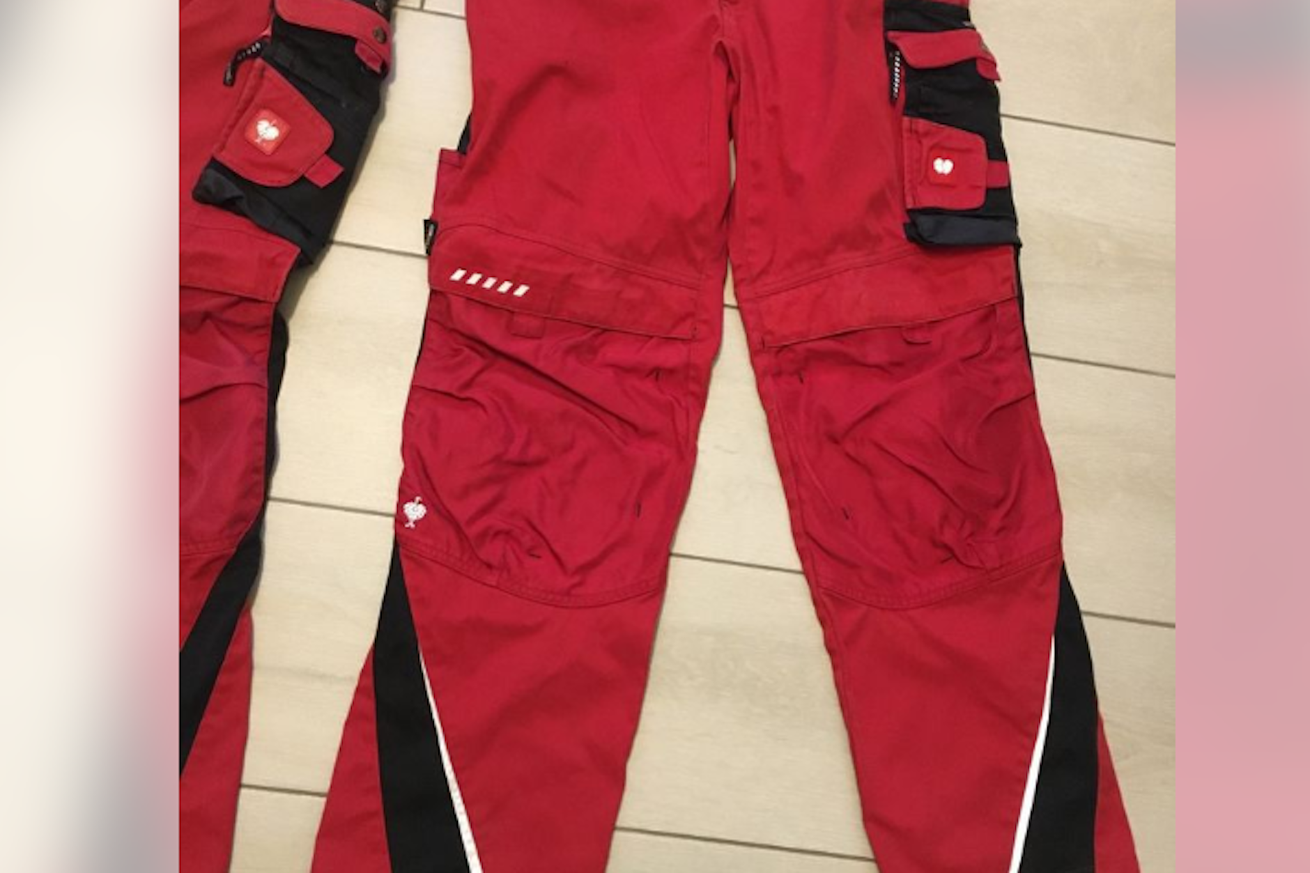 Eine rote Arbeitshose: So eine wollte ein Monteur nicht tragen und wurde deshalb gekündigt.