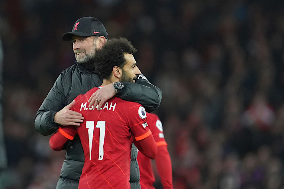 ARCHIV - Liverpools Trainer Jürgen Klopp (l) feiert mit seinem Spieler Mohamed Salah nach einem Sieg.  