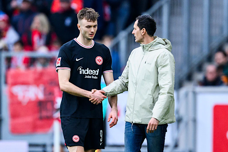 ARCHIV - Sasa Kalajdzic (l) kehrt zu den Wolverhampton Wanderers zurück.  