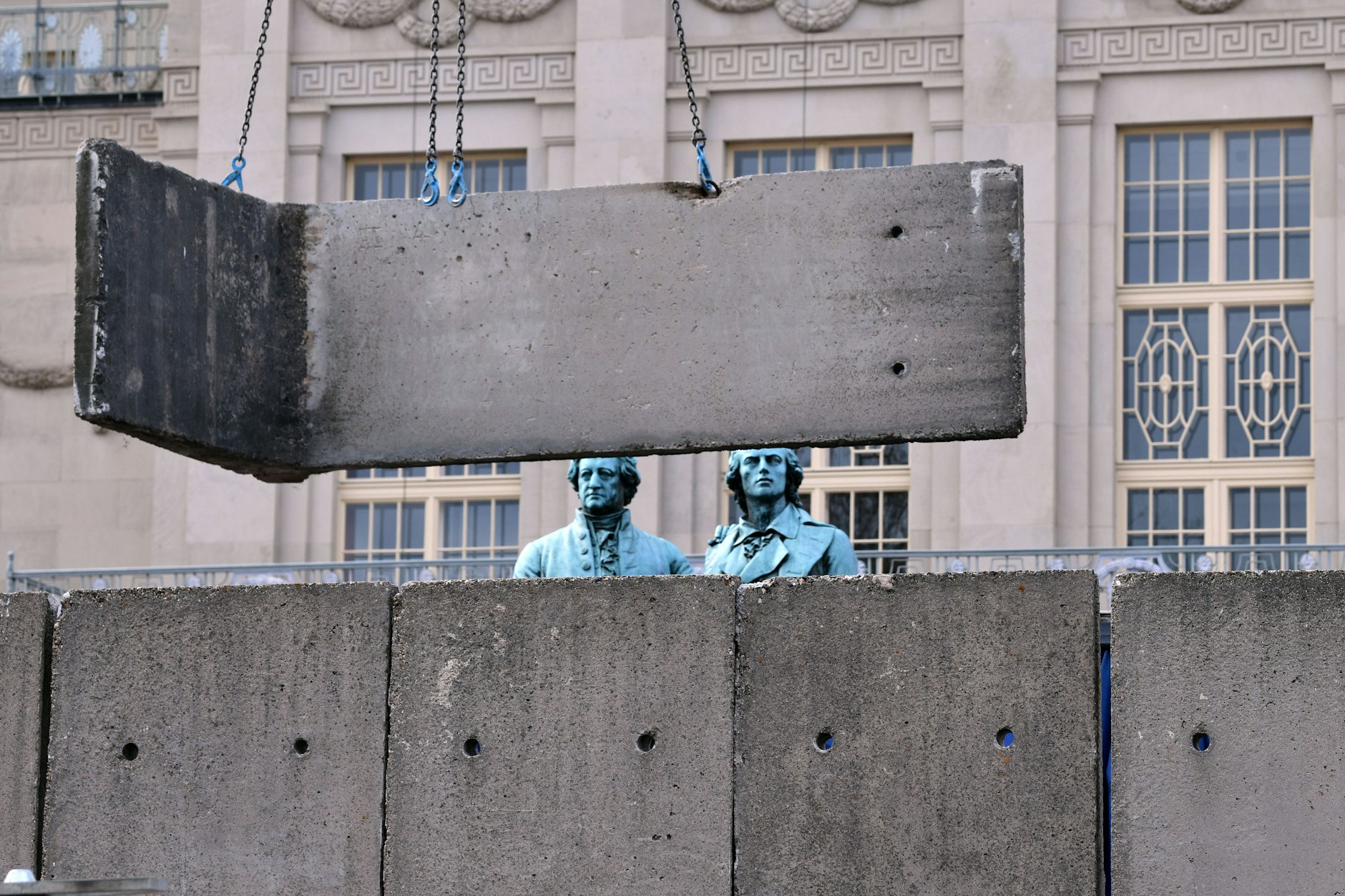 Das Goethe-und-Schiller-Denkmal vor dem Deutschen Nationaltheater Weimar war die Kulisse für die Mauerinstallation „Horizonte“, mit der die Künstlerin C. Wildgrube an den Mauerfall erinnerte.
