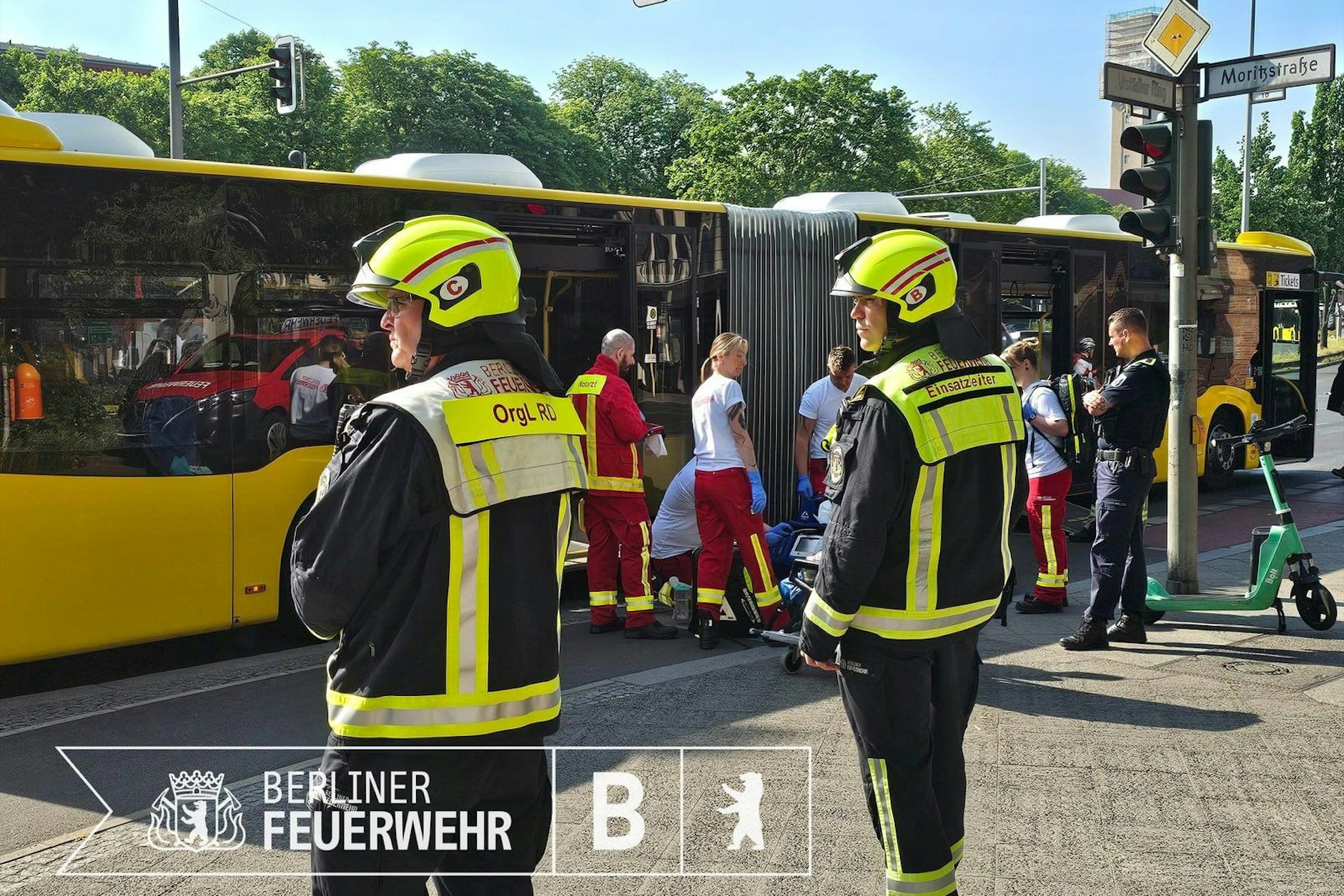 Die Berliner Feuerwehr beim Großeinsatz in Spandau – bei einer Vollbremsung eines Busses wurden mehrere Menschen verletzt.
