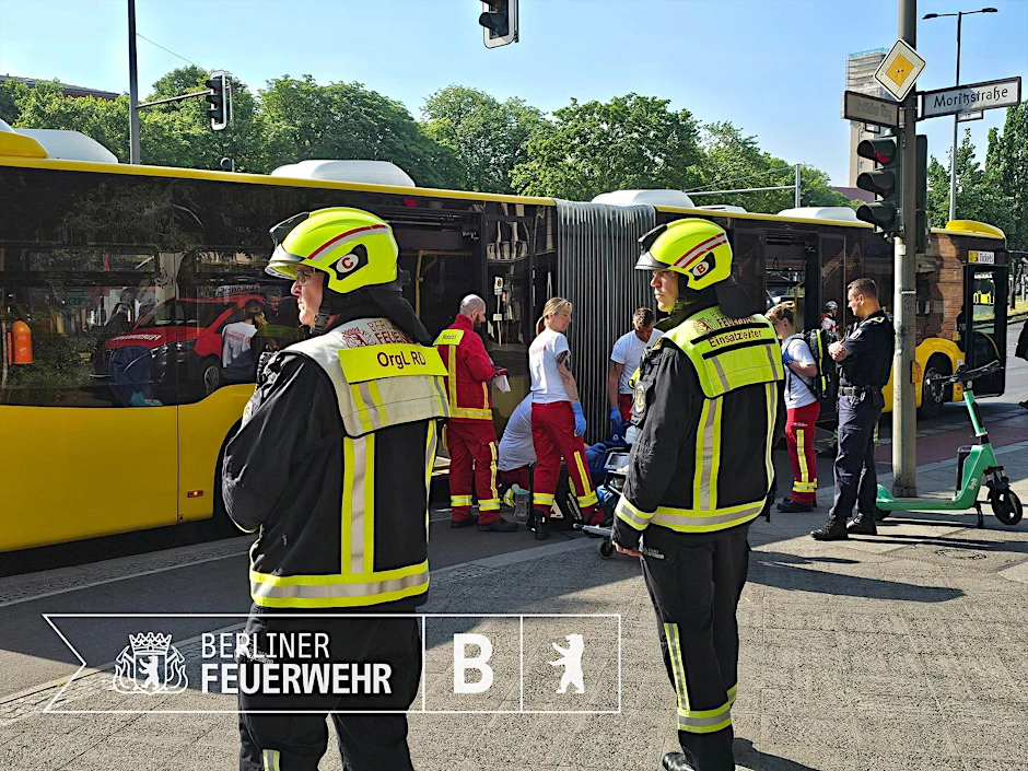Die Berliner Feuerwehr beim Großeinsatz in Spandau – bei einer Vollbremsung eines Busses wurden mehrere Menschen verletzt.