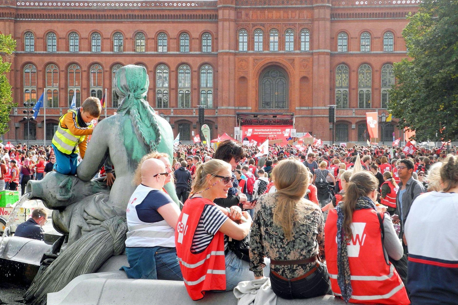 Am Neptunbrunnen auf dem Alexanderplatz findet am Mittwoch um 11.30 Uhr eine Kundgebung der GEW Berlin statt.