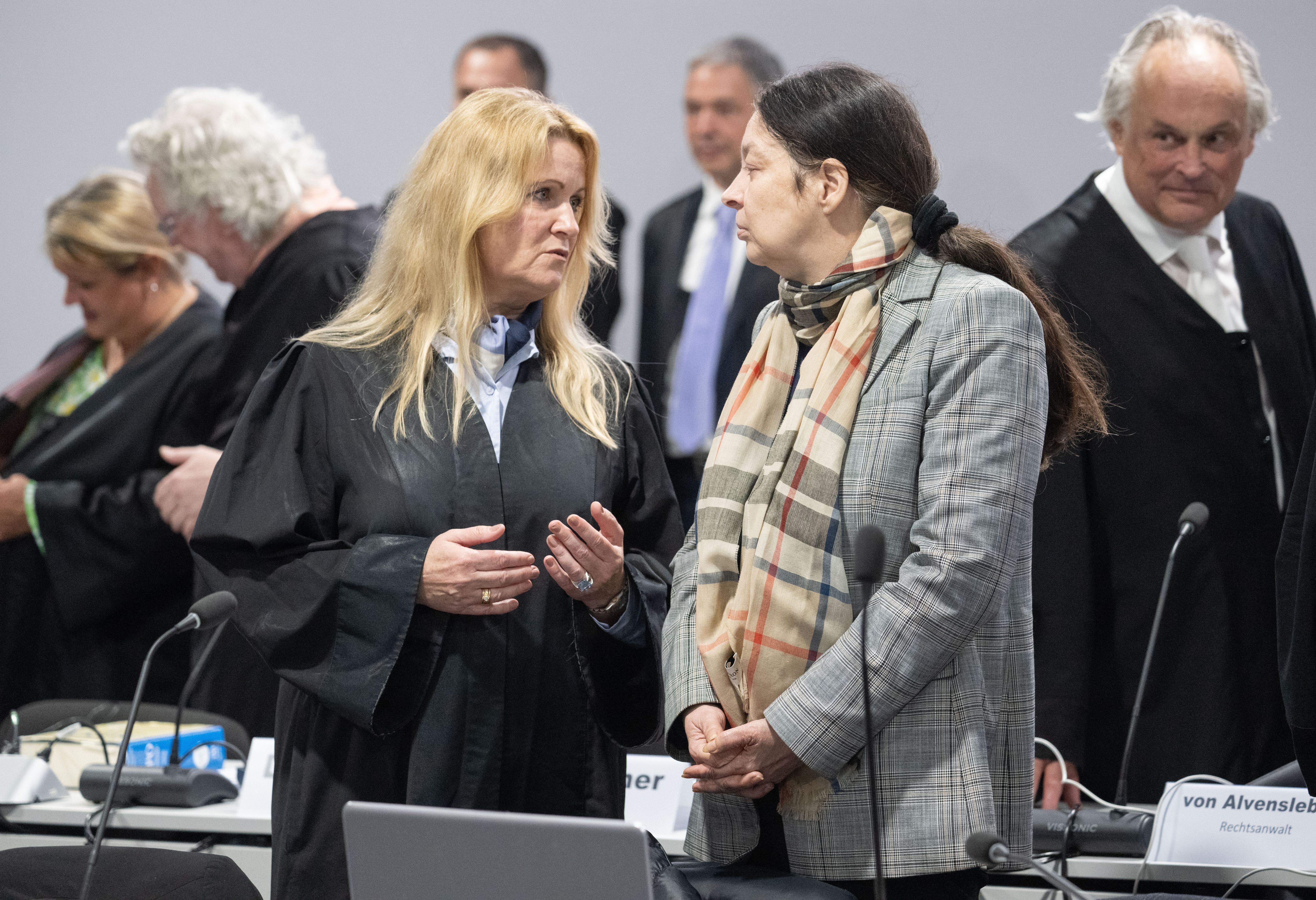 Reichsbürger-Prozess gestartet: Groupies, Stacheldraht und ein fehlender Joghurtlöffel