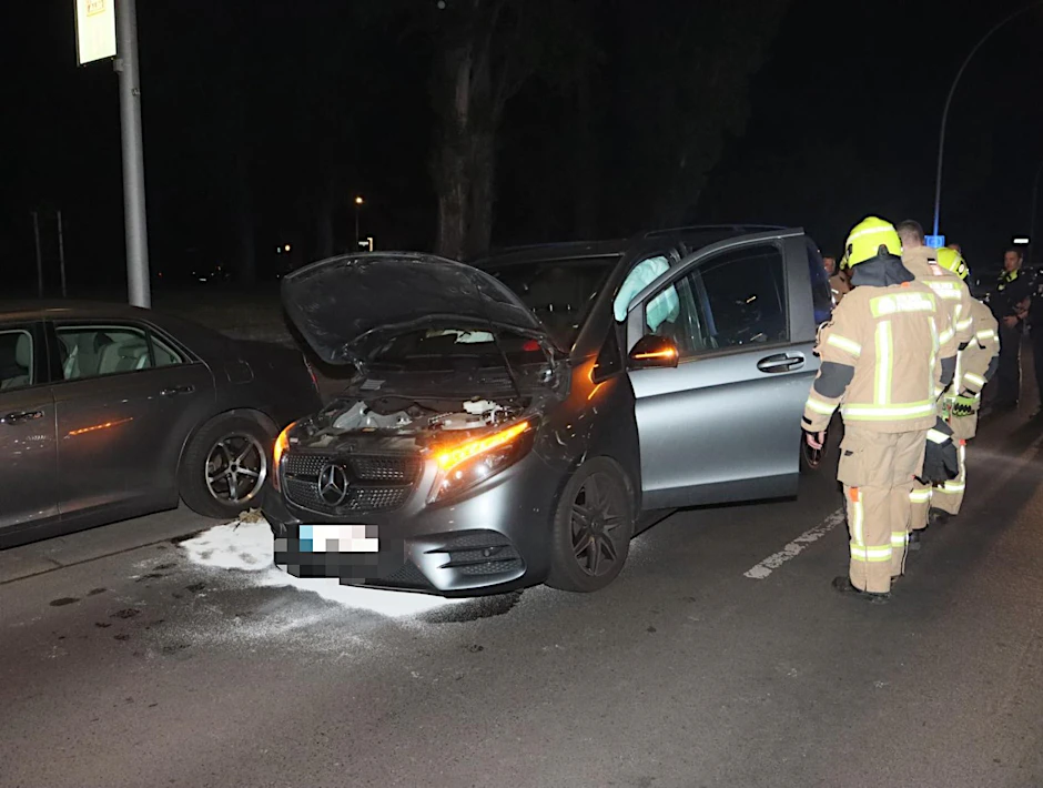 Die Feuerwehr an der Unfallstelle in der Berliner Straße.