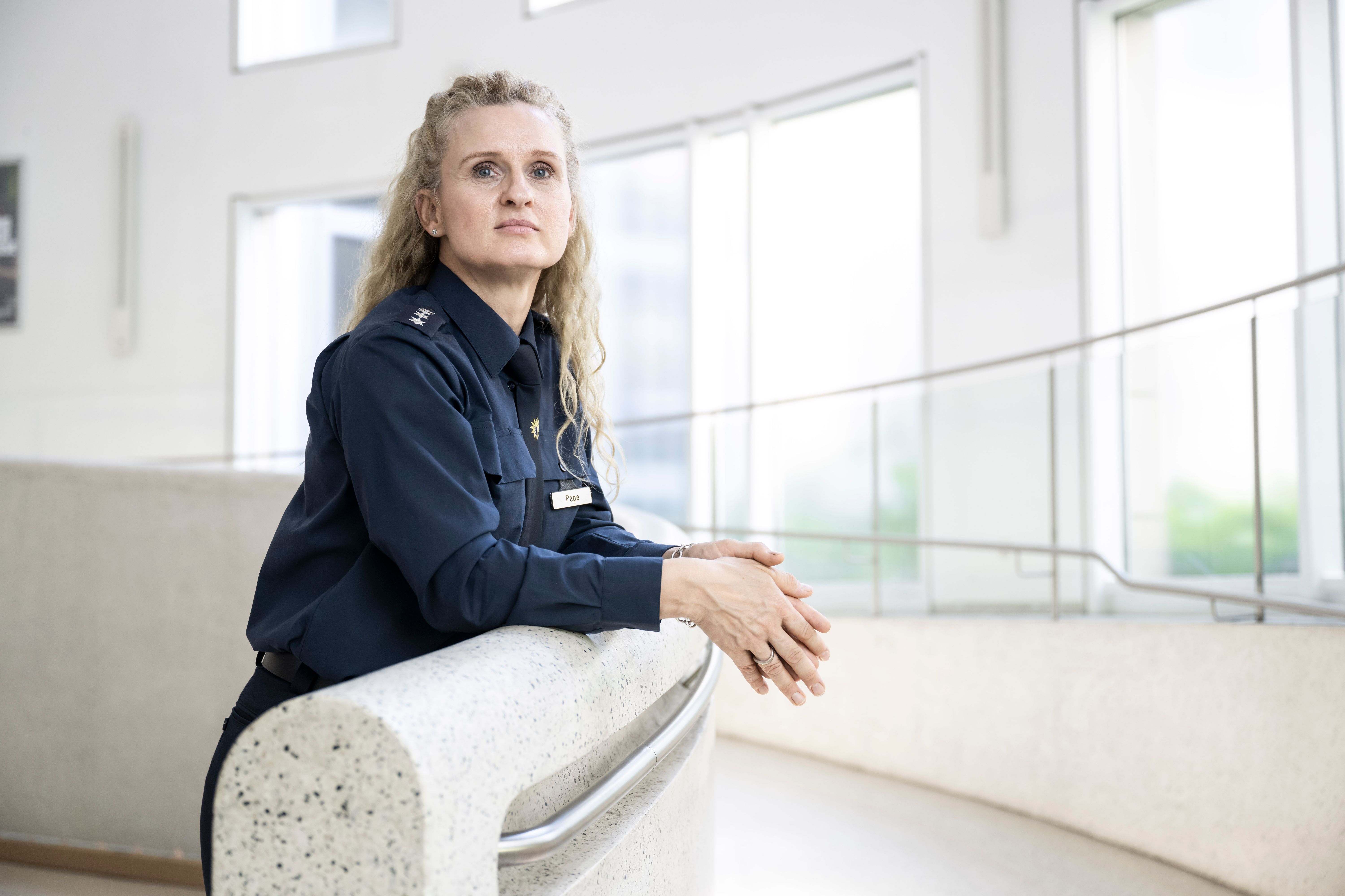 „Ganz Berlin hasst die Polizei!“, das geht unter die Haut: Katrin Pape über Gewalt gegen ihre Kollegen