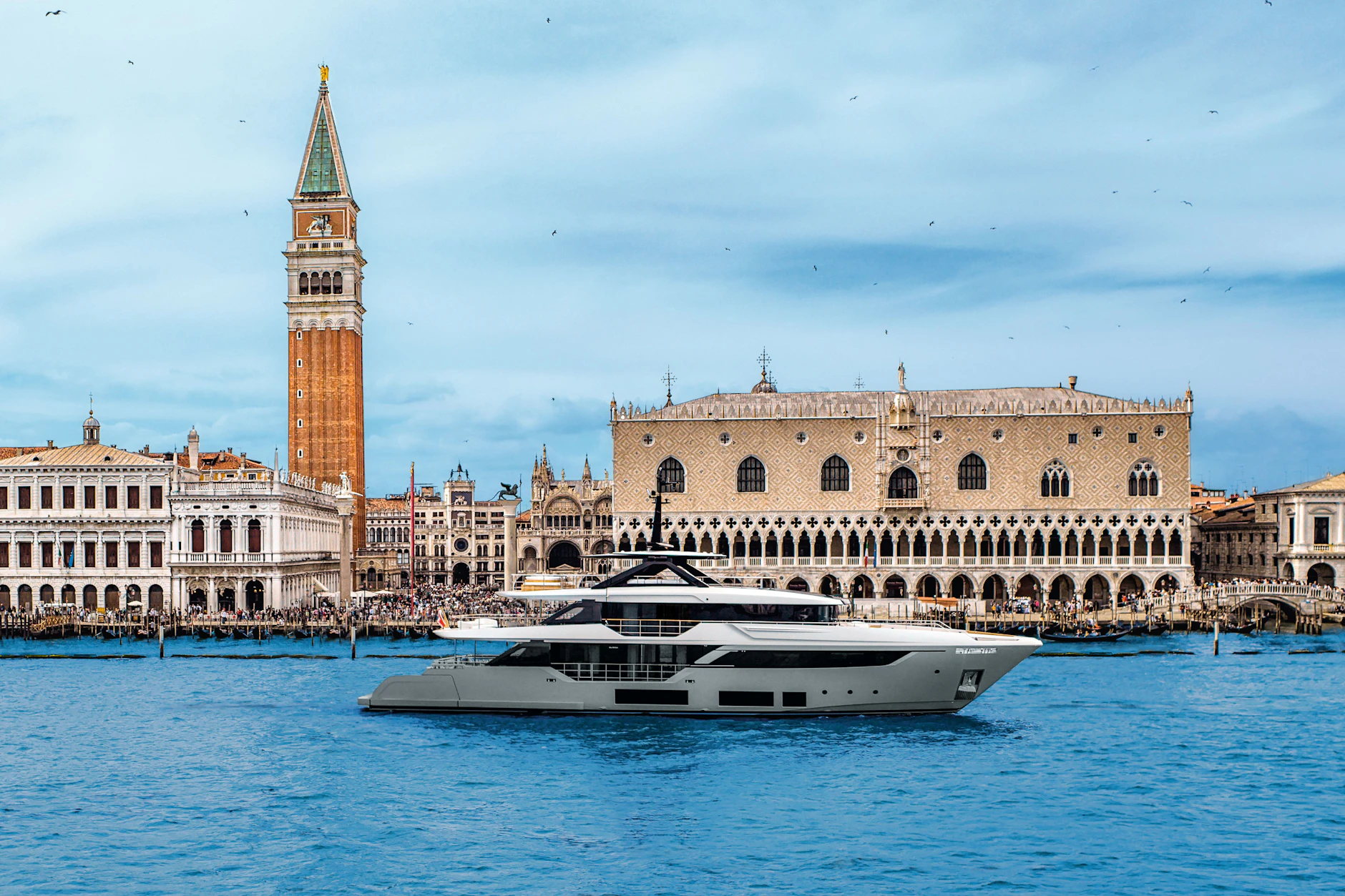 Postkartenidylle: die Luxusjacht Custom Line Navetta 38 vor dem allzeit atemberaubenden Markusplatz in Venedig.