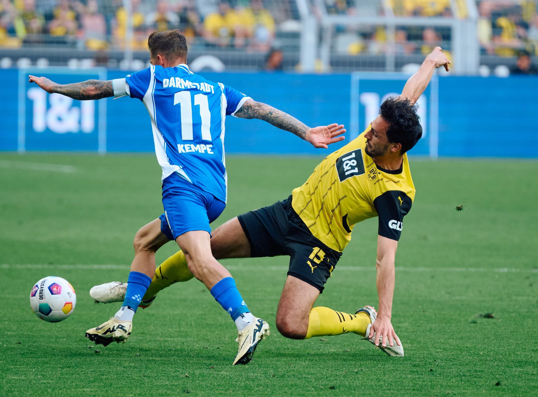 Dortmunds Mats Hummels und Tobias Kempe von Darmstadt in Aktion.  