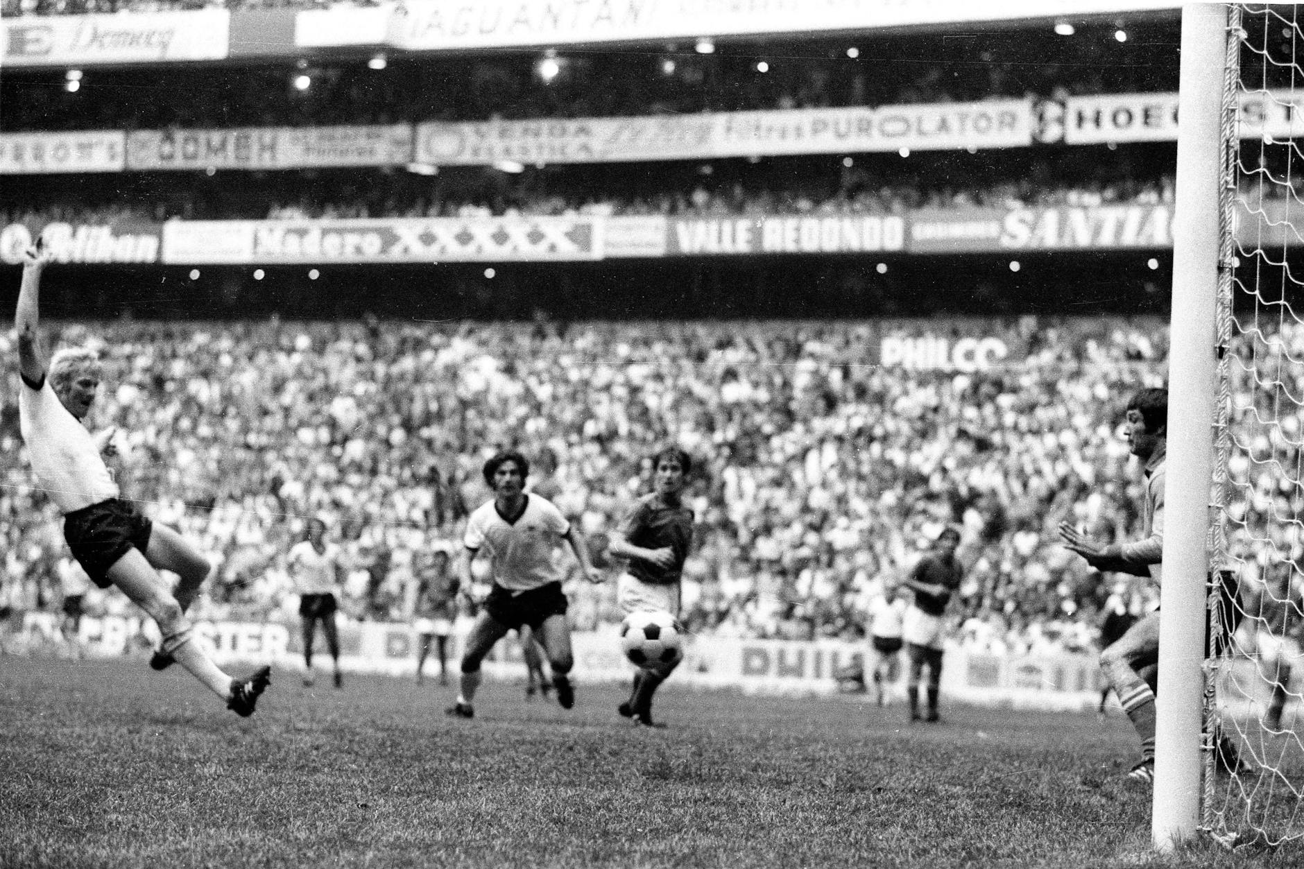 Karl-Heinz Schnellinger (l.) trifft im WM-Halbfinale 1970 gegen Italien zum 1:1.