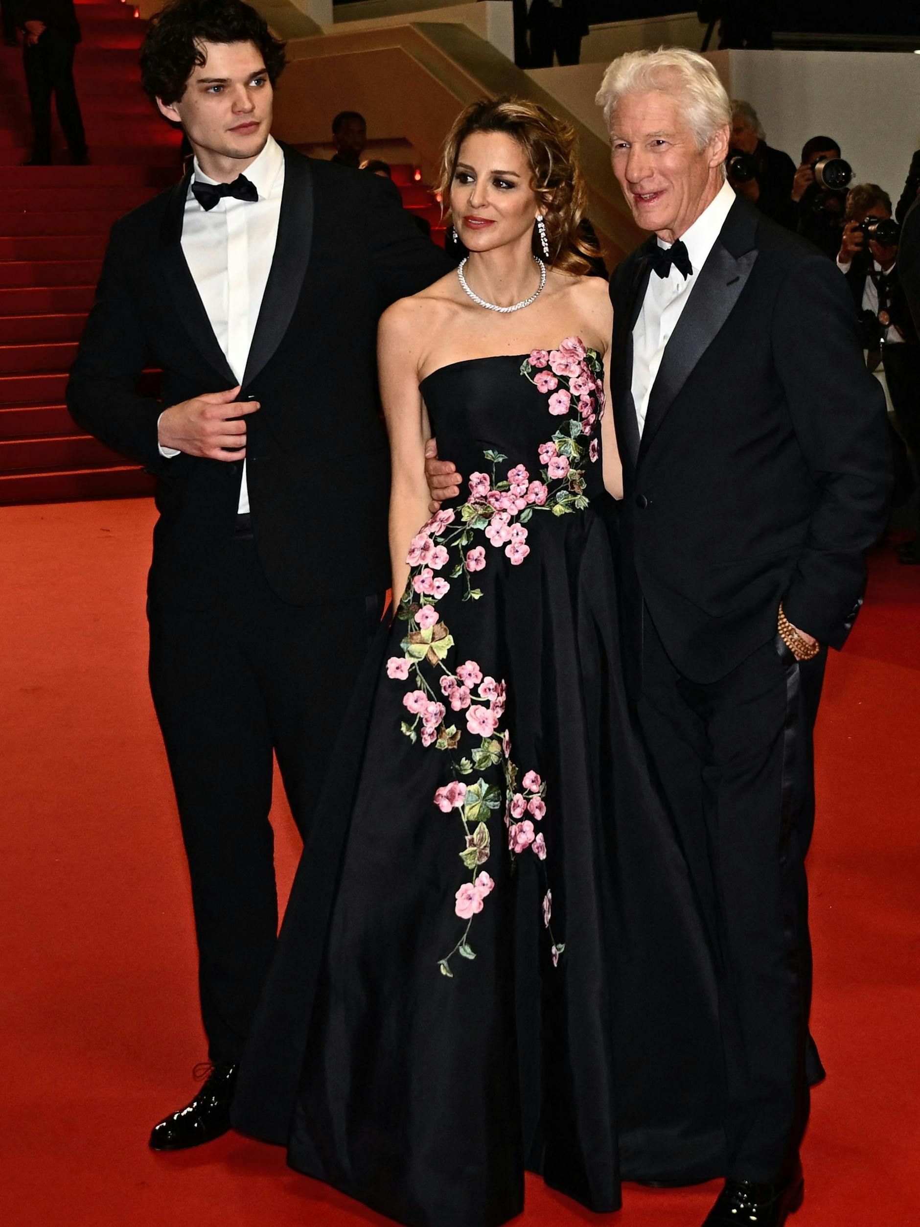 Richard Gere (74) in Cannes mit seiner Frau, der spanischen Schauspielerin Alejandra Silva (41), und seinem Sohn, Homer James Jigme Gere (24), aus einer früheren Ehe.
