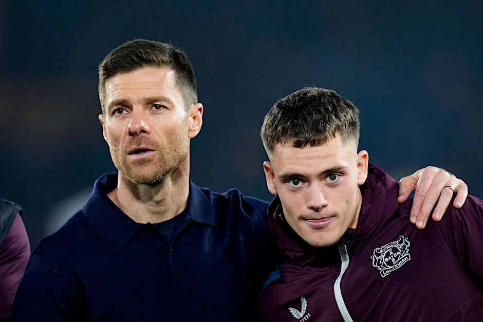 Xabi Alonso und Florian Wirtz (r.) geben sich mit der Meisterschaft nicht zufrieden.
